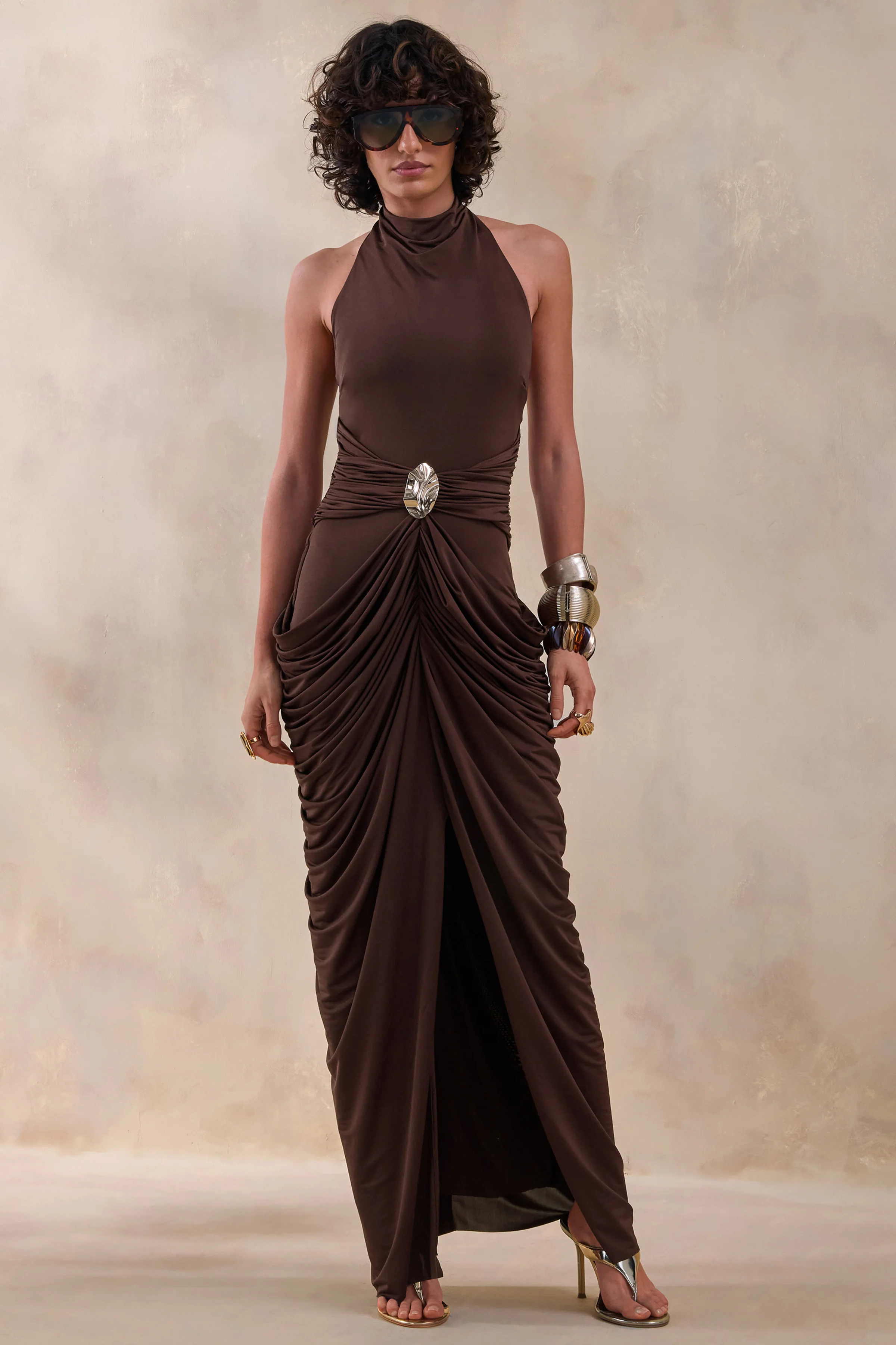 Horizon | Robe longue marron à col montant avec détails drapés