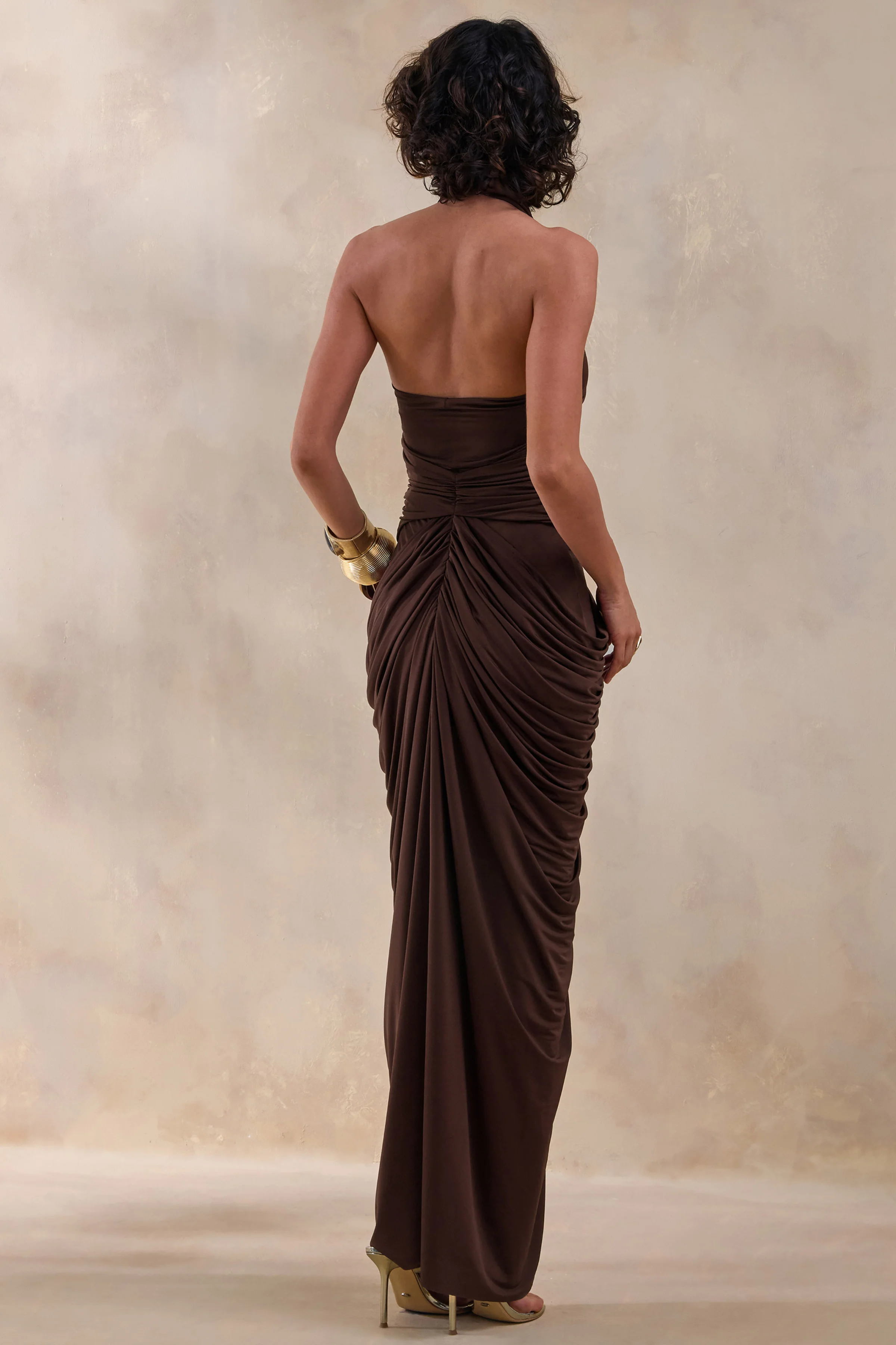 Horizon | Robe longue marron à col montant avec détails drapés - Image 2