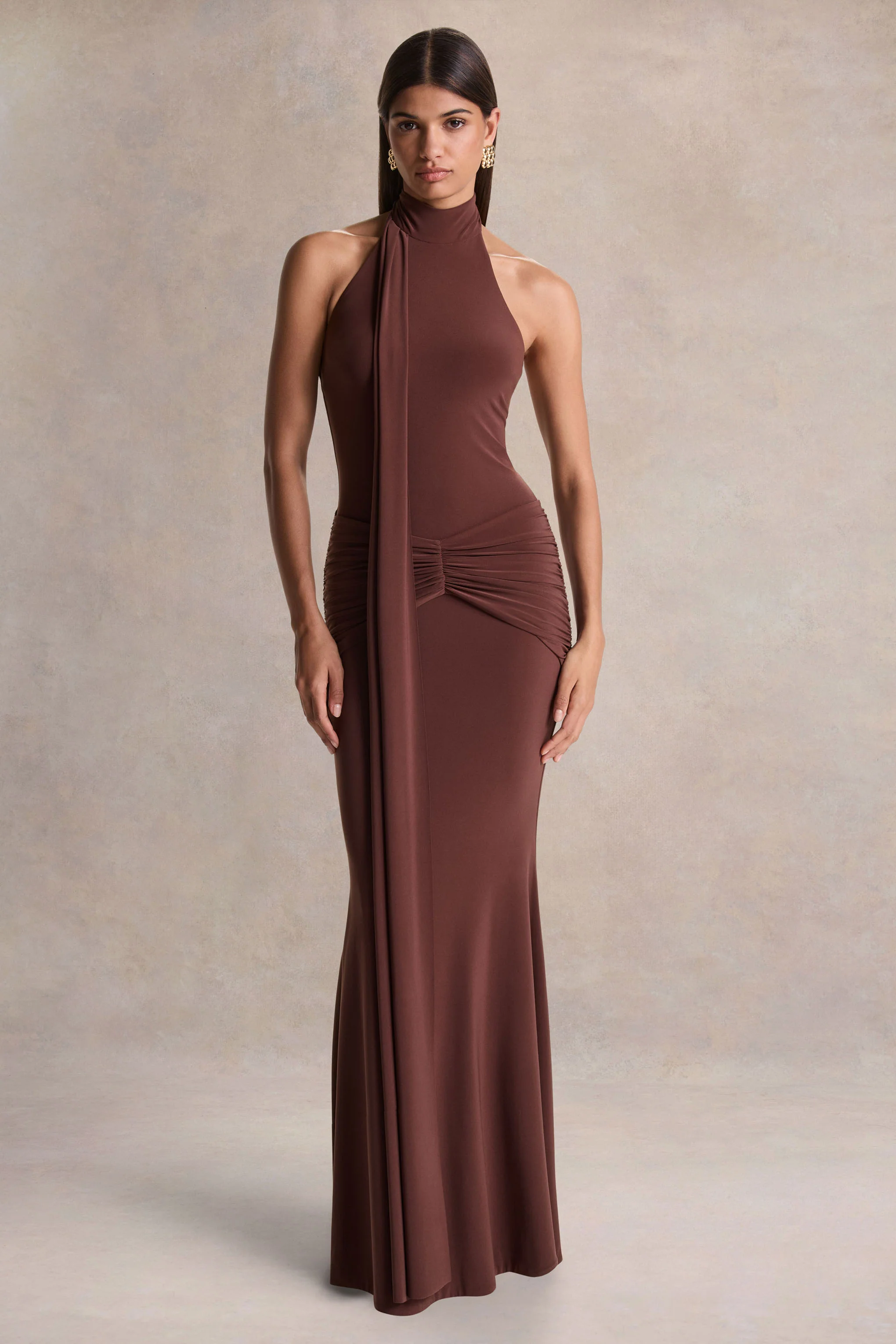 Hyla | Robe longue marron à encolure haute avec détail de pan fluide