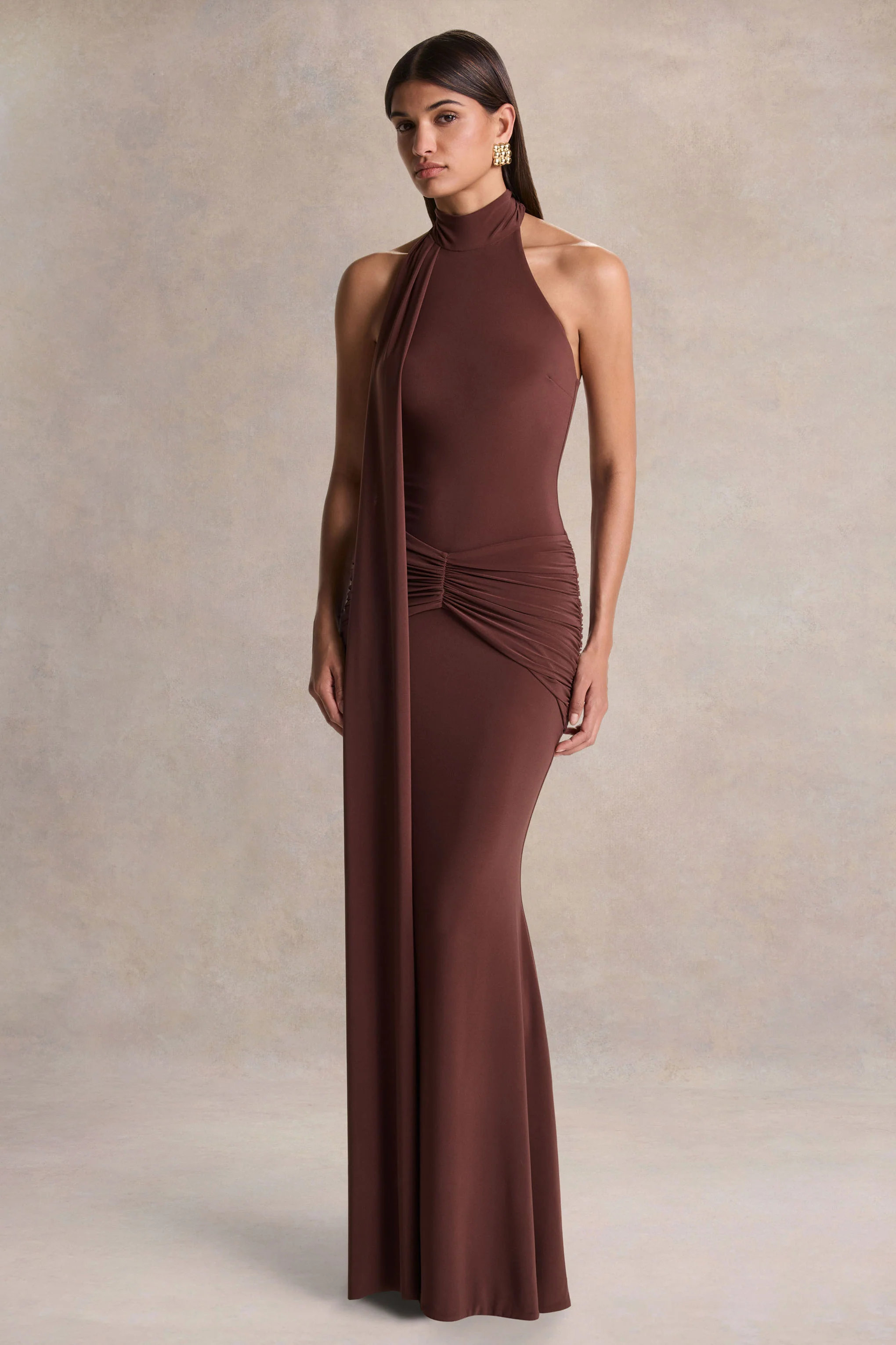 Hyla | Robe longue marron à encolure haute avec détail de pan fluide - Image 4