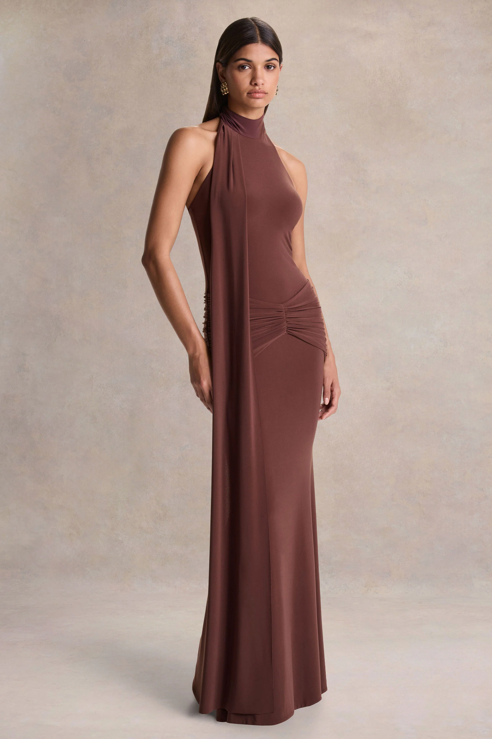 Hyla | Robe longue marron à encolure haute avec détail de pan fluide - Image 5