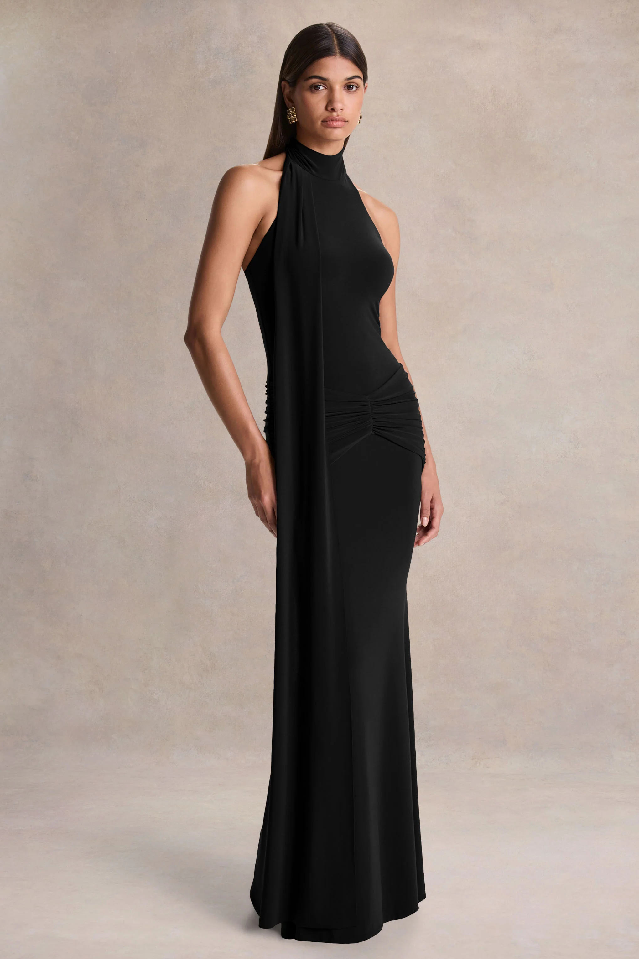 Hyla | Robe longue noire à col montant avec détail écharpe - Image 4