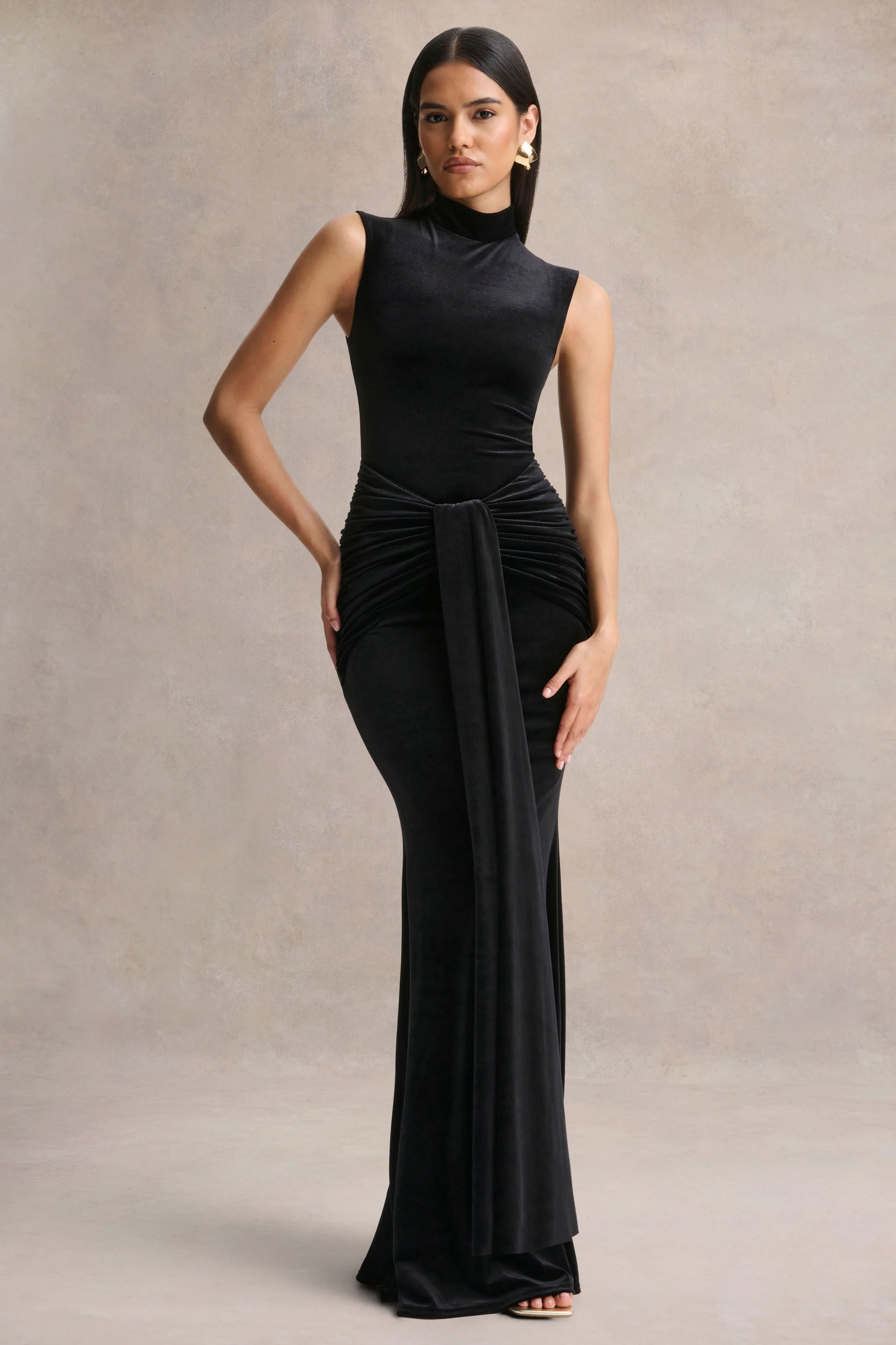 Idalina | robe longue noire en velours à col montant avec détails froncés