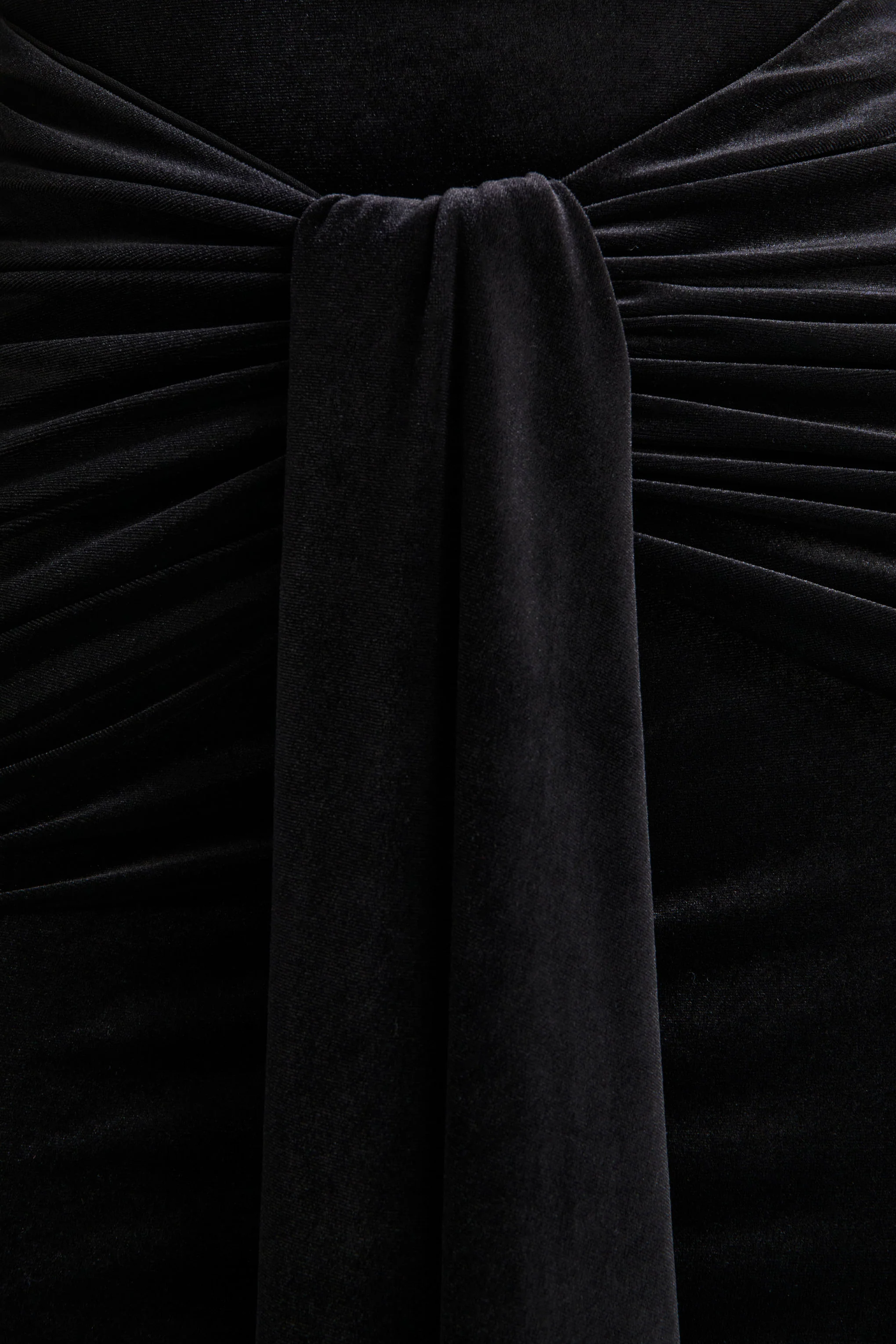 Idalina | robe longue noire en velours à col montant avec détails froncés - Image 6