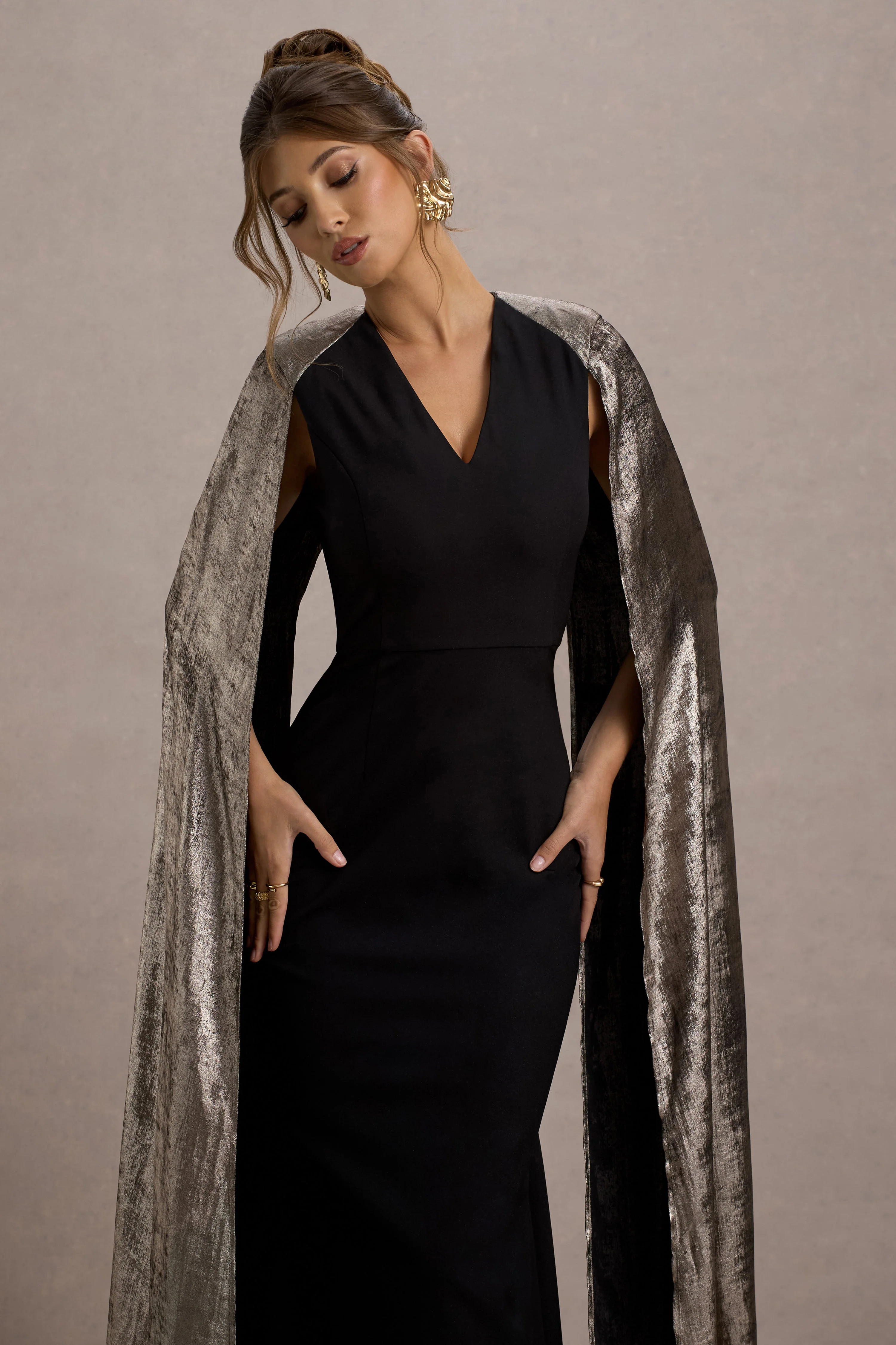 Ilenia | Robe longue noire à décolleté en V avec cape métallique - Image 3