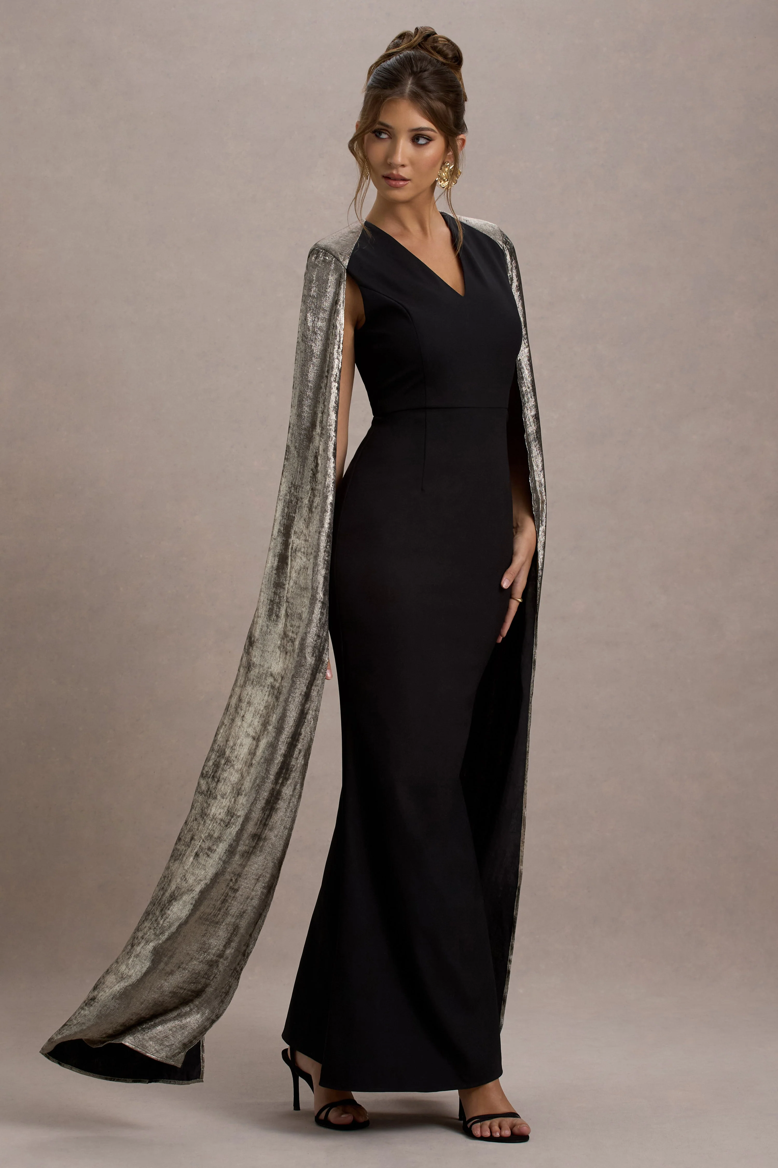 Ilenia | Robe longue noire à décolleté en V avec cape métallique - Image 4