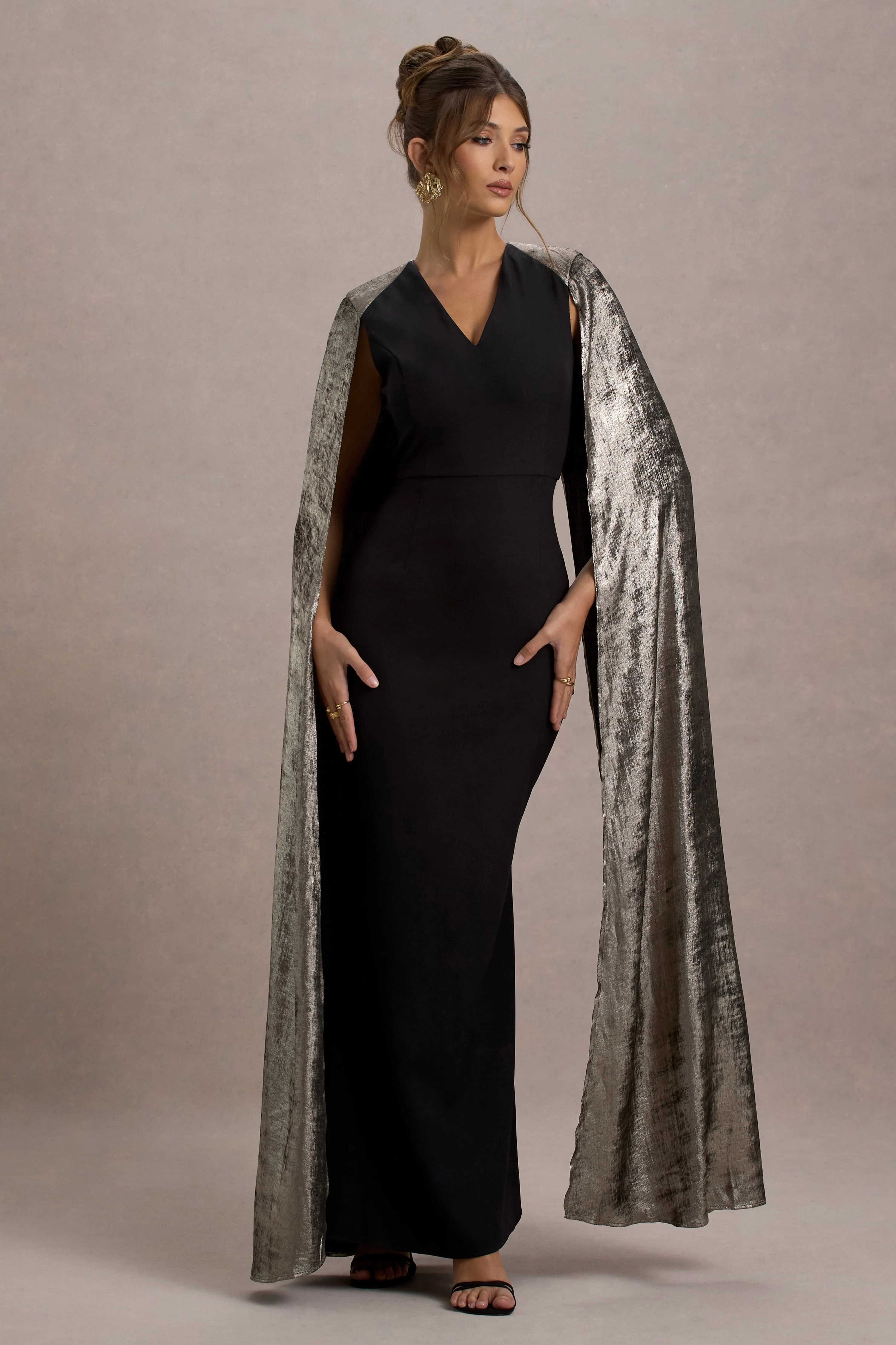 Ilenia | Robe longue noire à décolleté en V avec cape métallique - Image 5