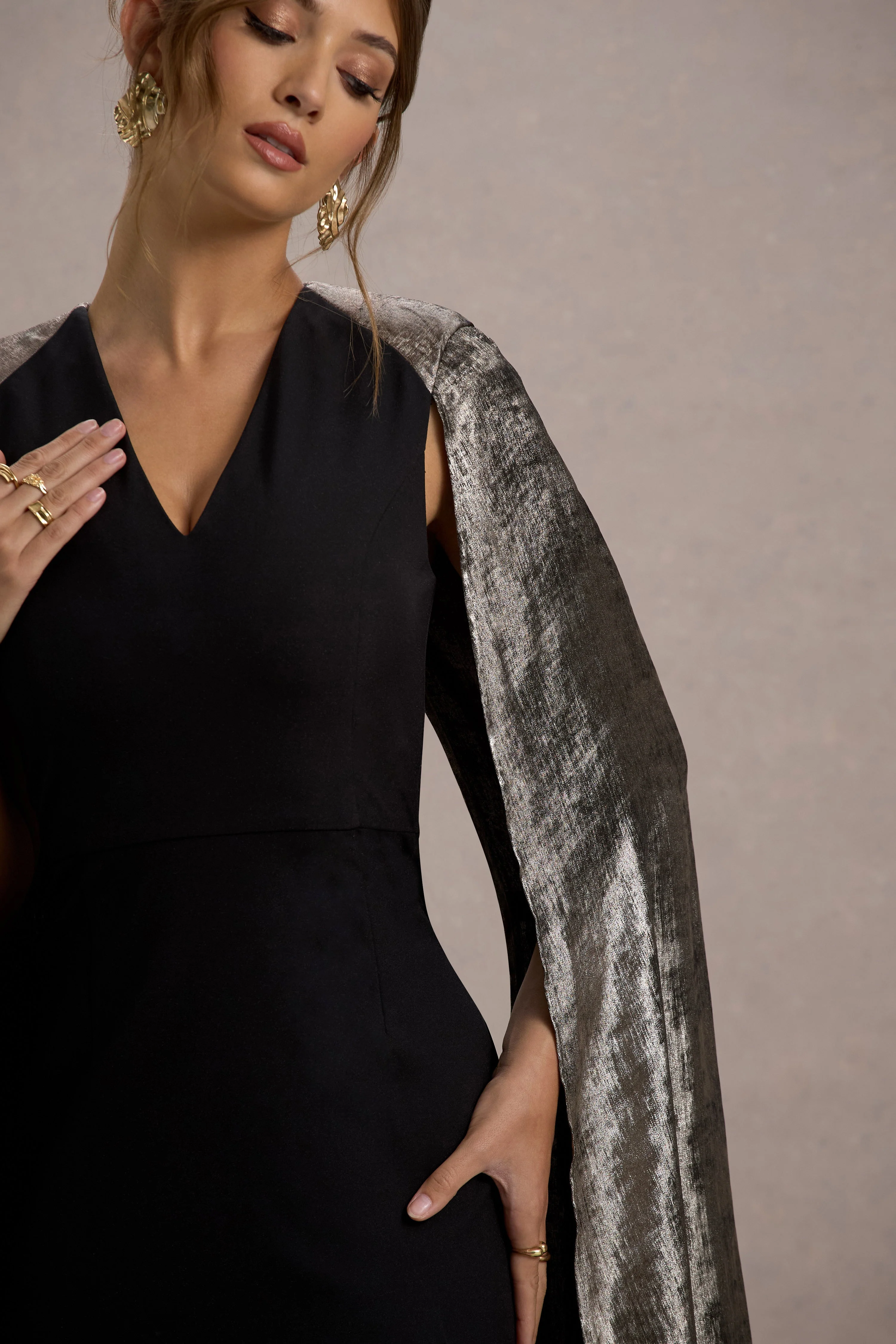 Ilenia | Robe longue noire à décolleté en V avec cape métallique - Image 7