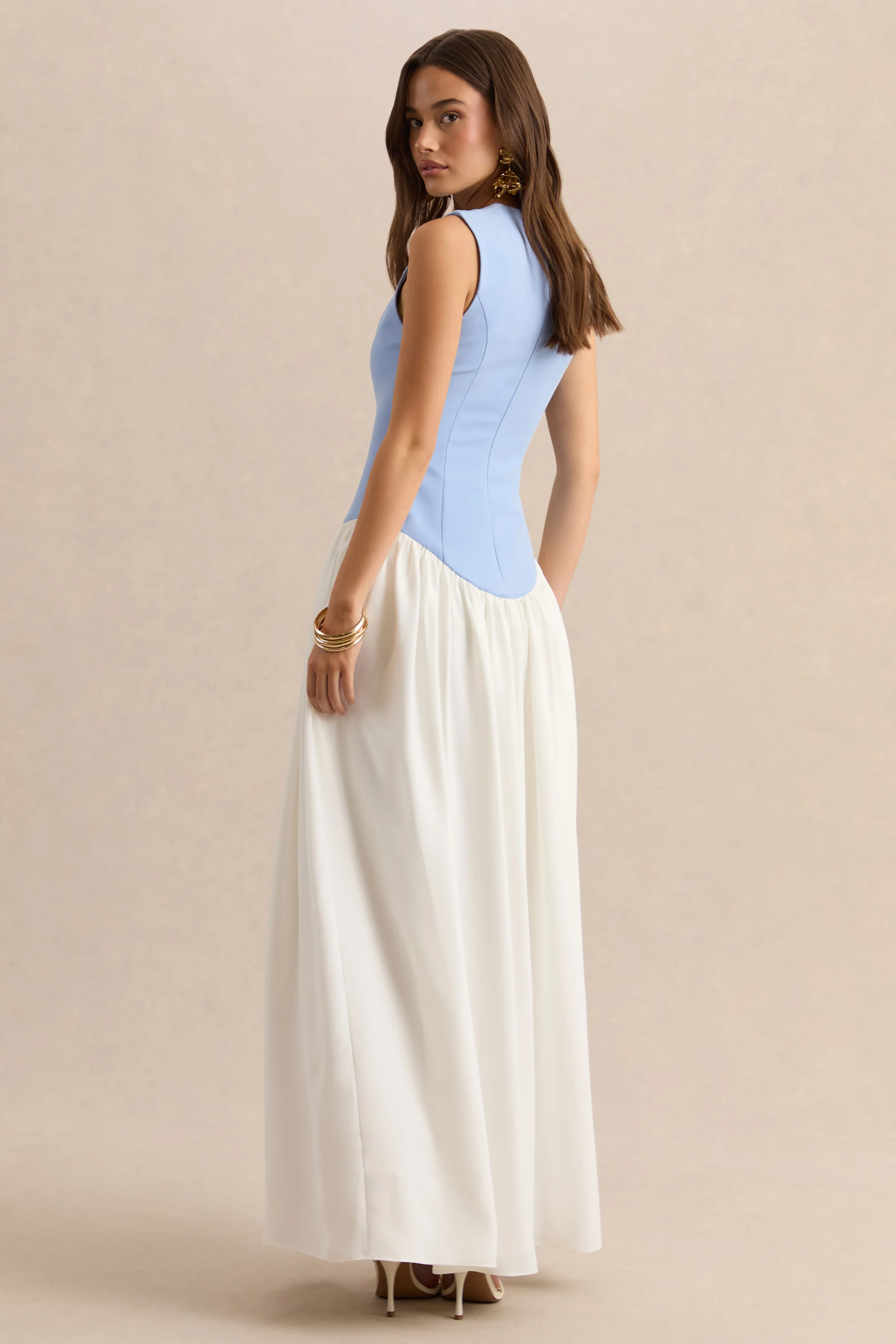 Iliana | Robe longue bleu poudre et blanc à encolure ras-du-cou avec taille basse et jupe plissée - Image 2
