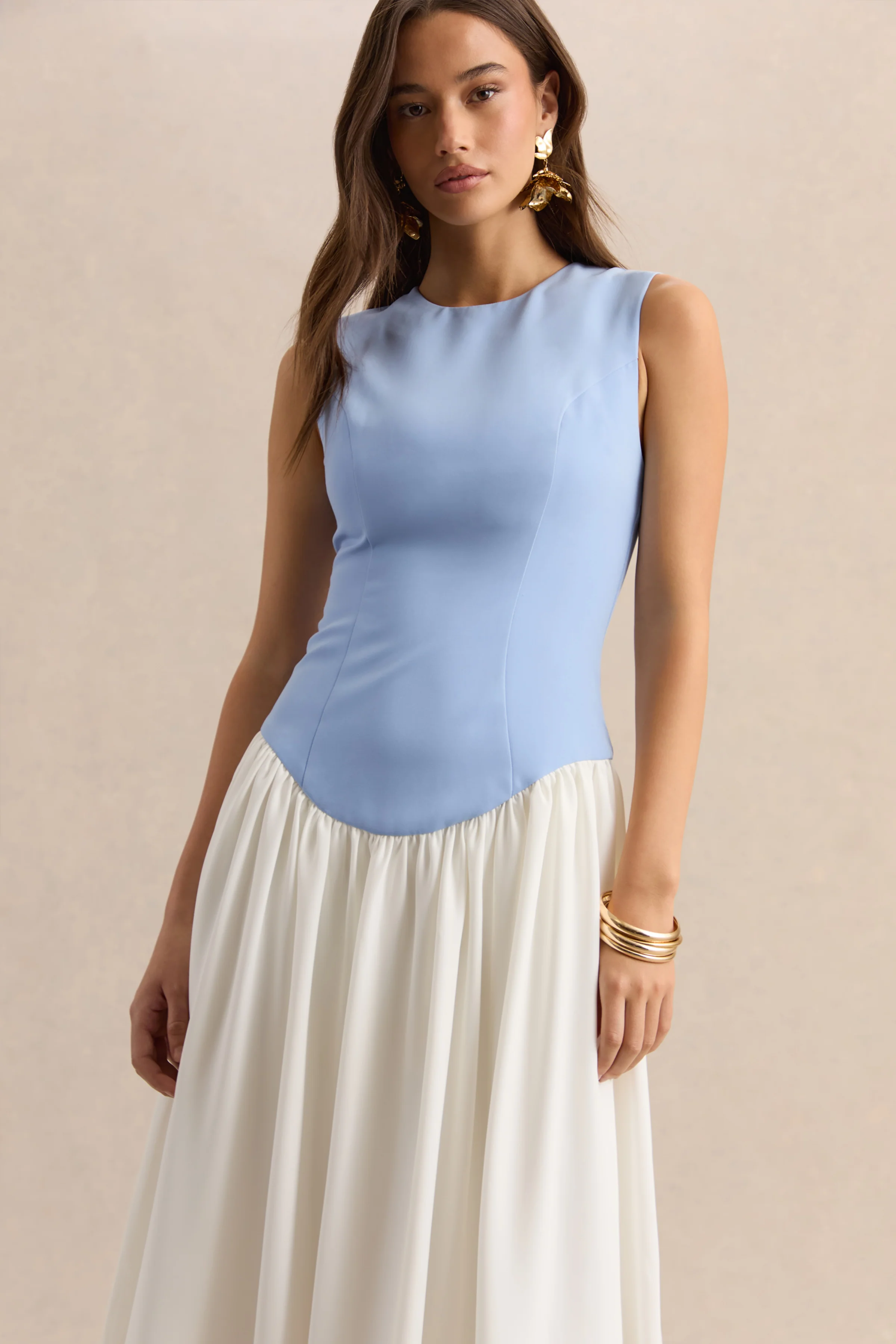 Iliana | Robe longue bleu poudre et blanc à encolure ras-du-cou avec taille basse et jupe plissée - Image 3