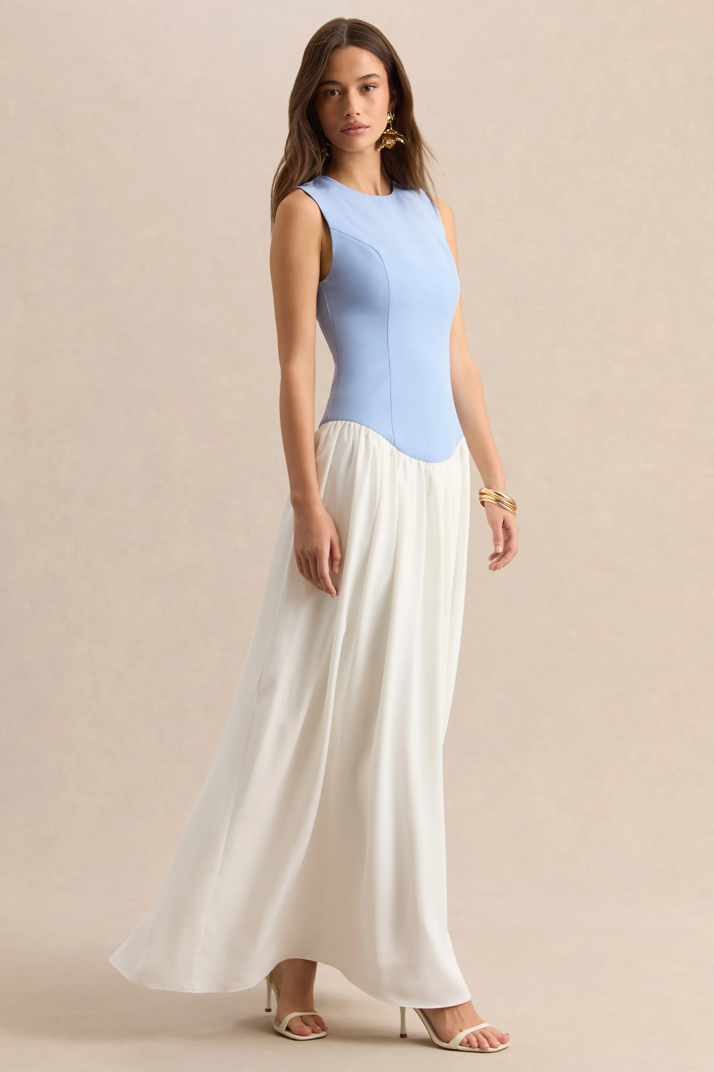 Iliana | Robe longue bleu poudre et blanc à encolure ras-du-cou avec taille basse et jupe plissée - Image 4