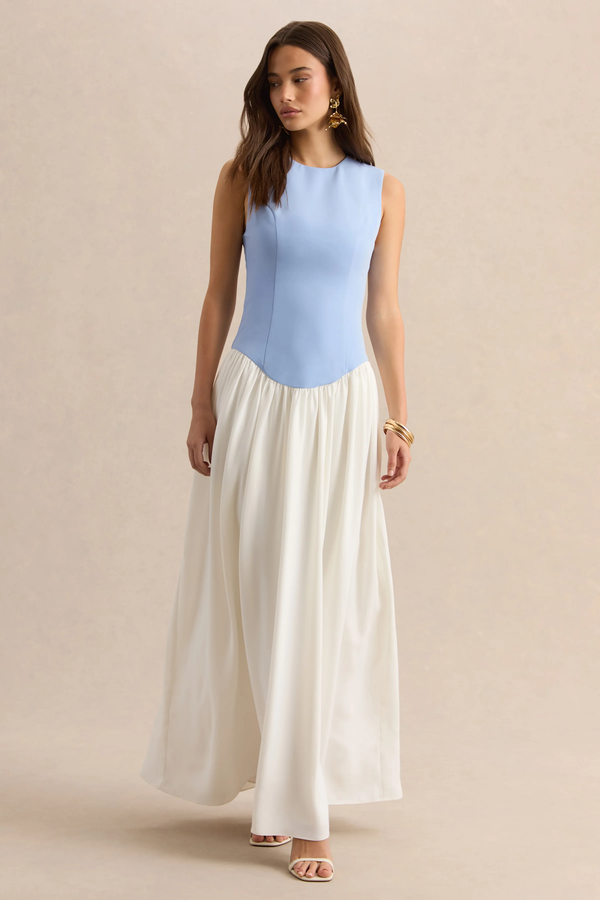 Iliana | Robe longue bleu poudre et blanc à encolure ras-du-cou avec taille basse et jupe plissée - Image 5