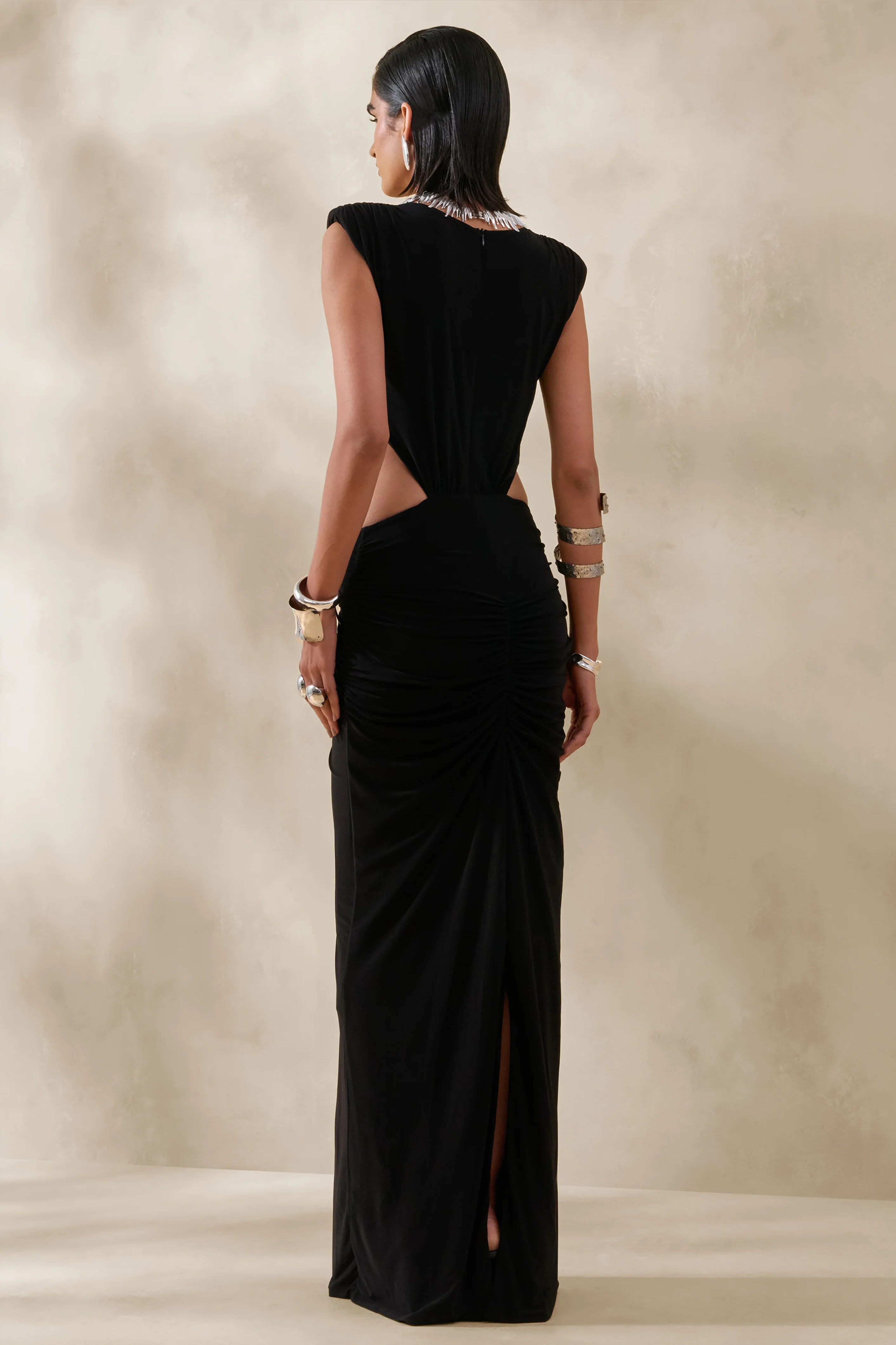 Imelda | Robe longue noire à encolure bateau avec découpes sur le corps - Image 2