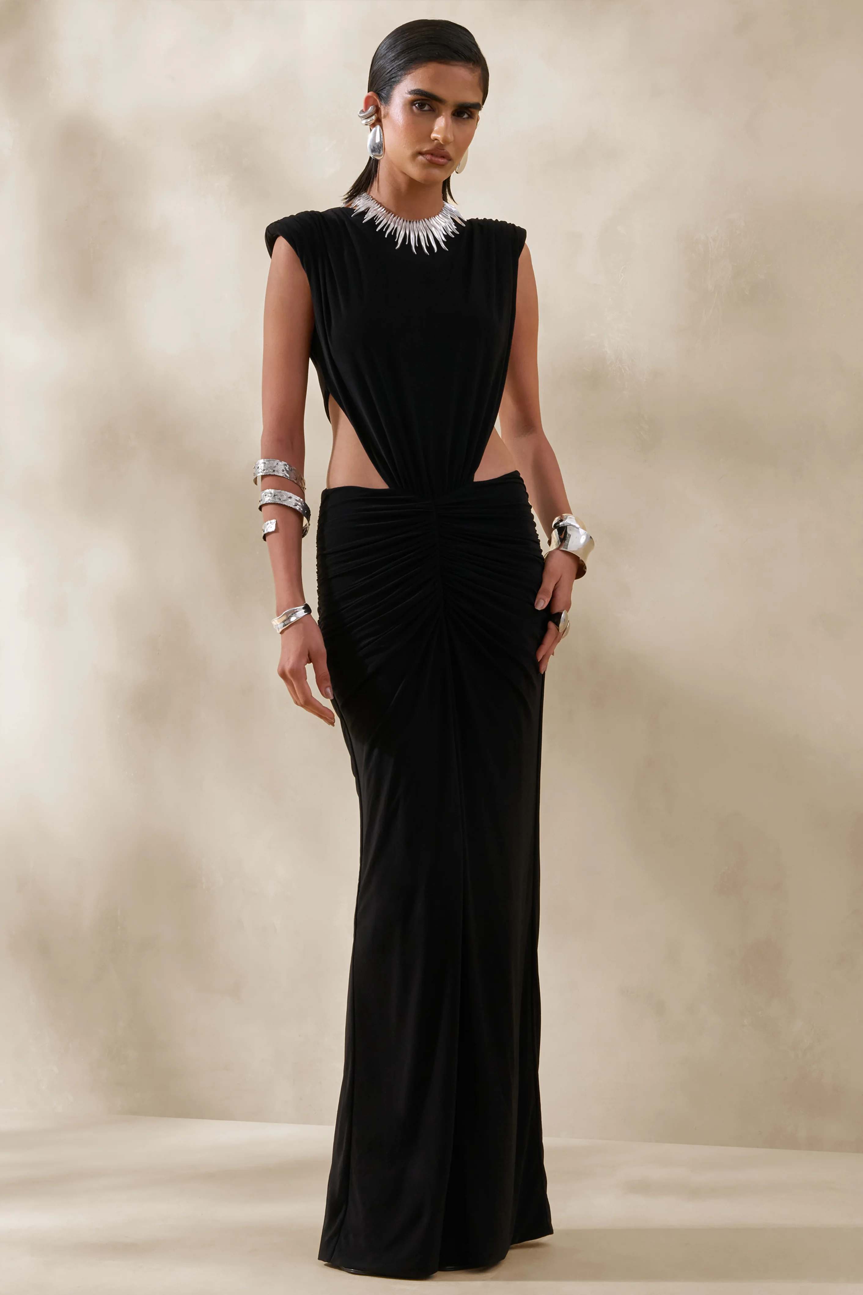 Imelda | Robe longue noire à encolure bateau avec découpes sur le corps - Image 4