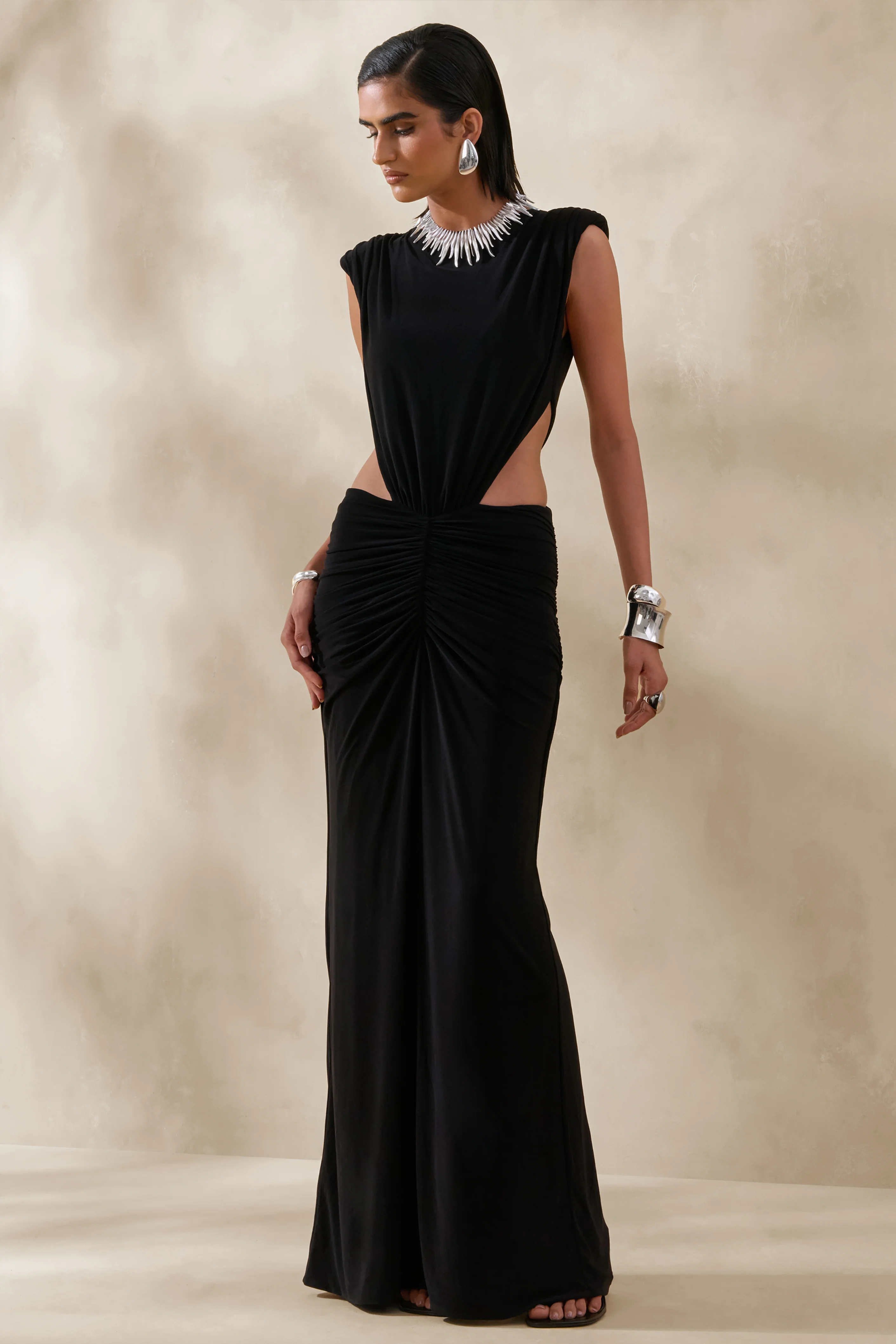 Imelda | Robe longue noire à encolure bateau avec découpes sur le corps - Image 5