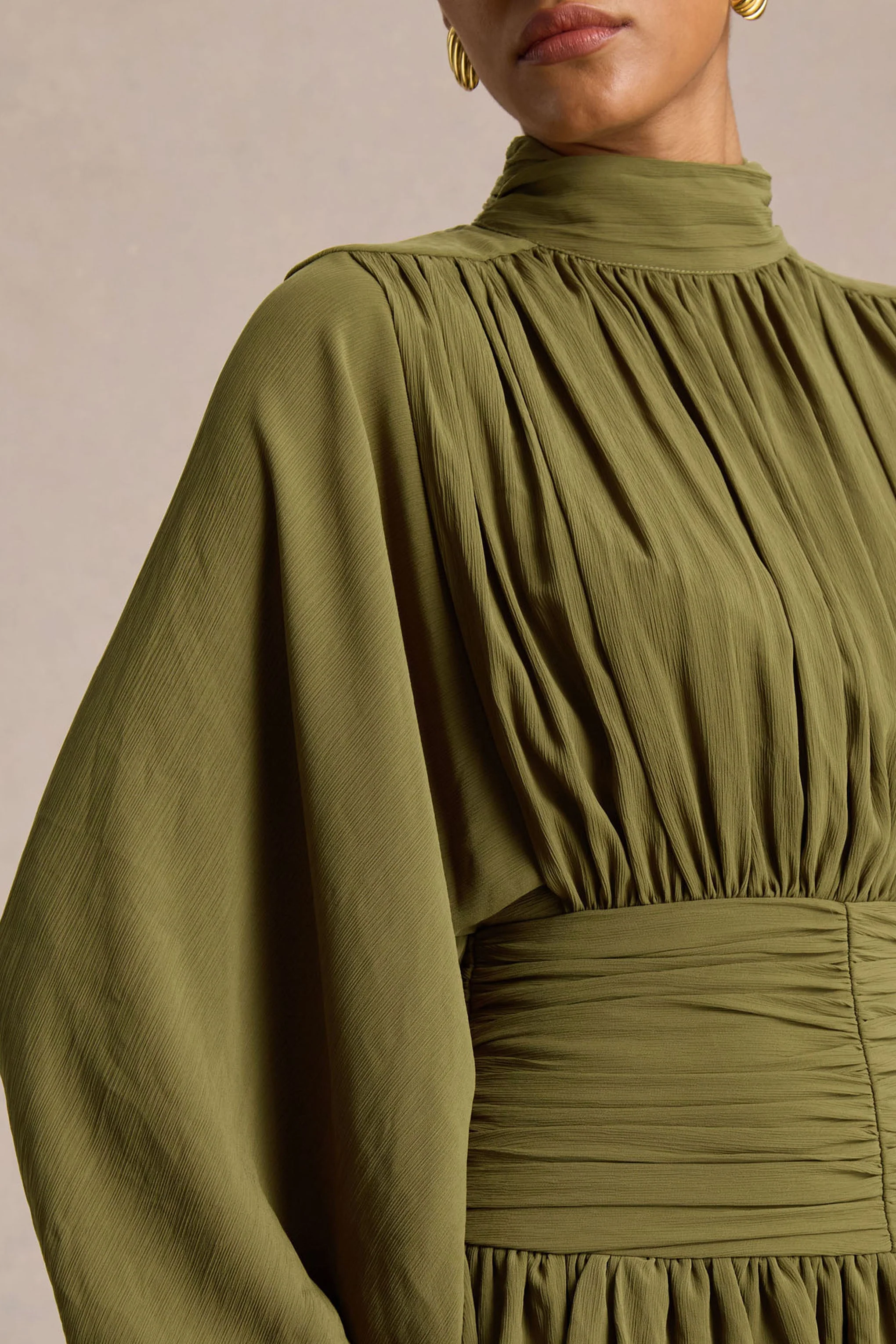 Imma | Mini-robe olive à col montant avec détails volantés - Image 3