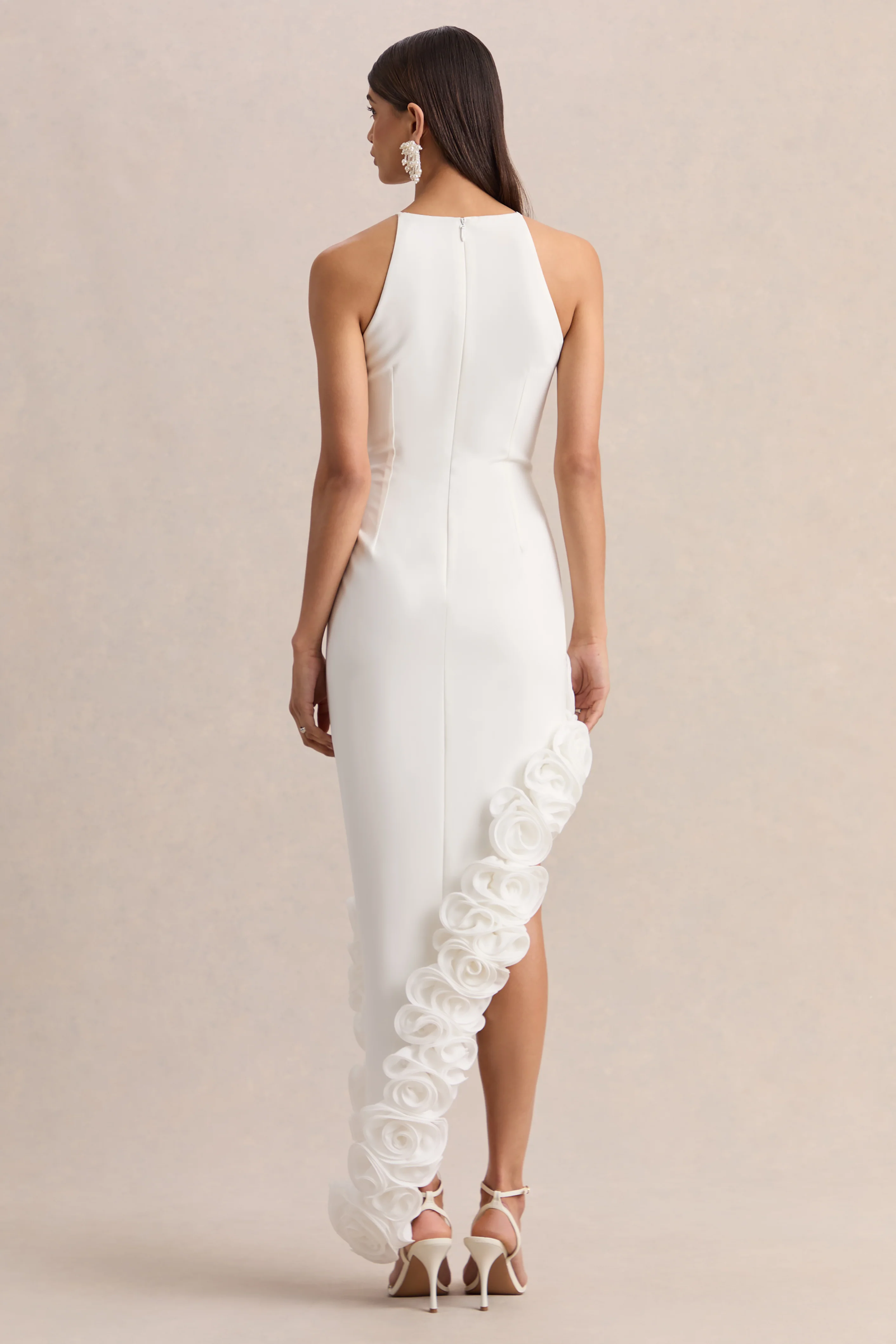 Indira | Robe longue blanche à décolleté halter avec ourlet asymétrique fleuri - Image 2