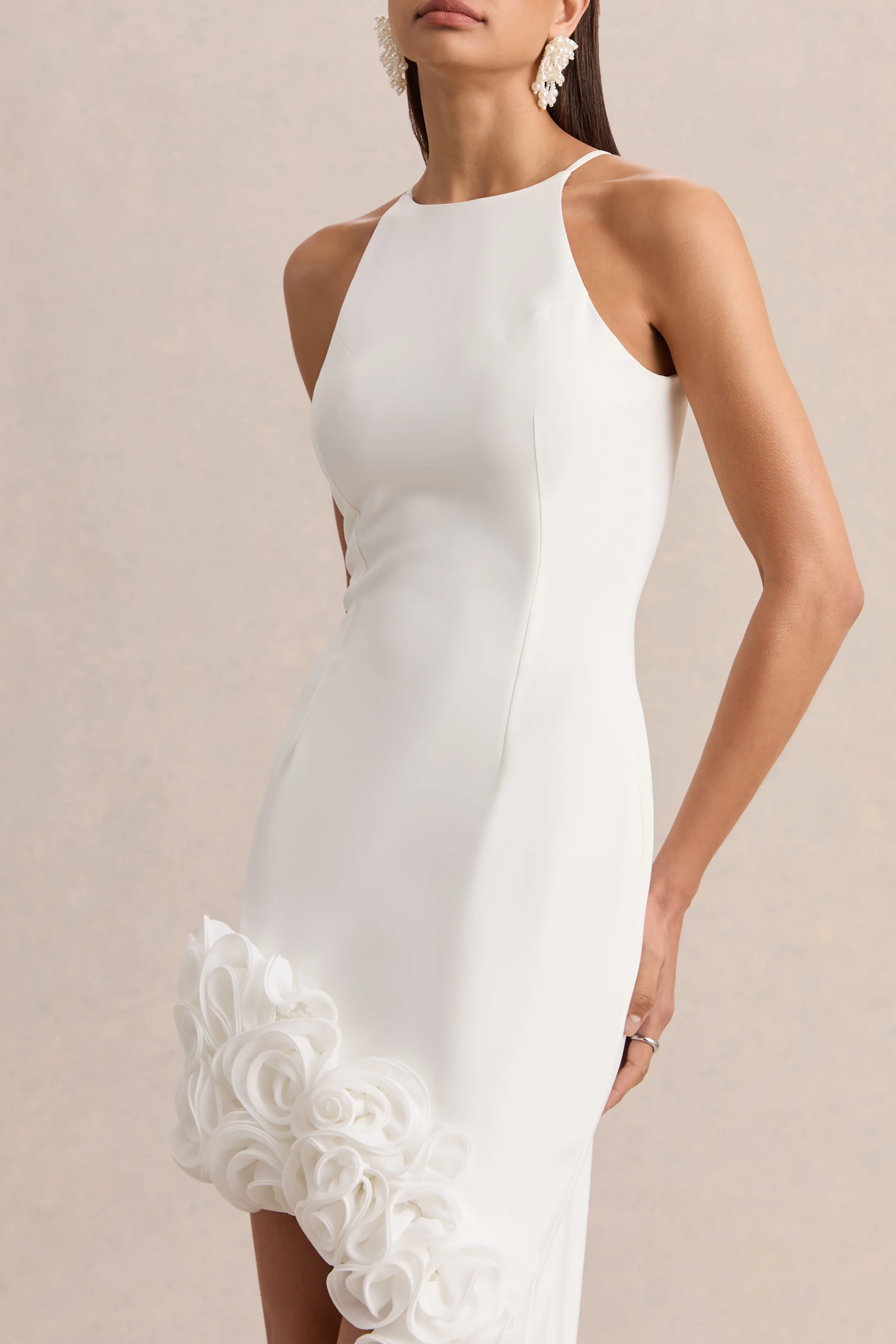 Indira | Robe longue blanche à décolleté halter avec ourlet asymétrique fleuri - Image 3