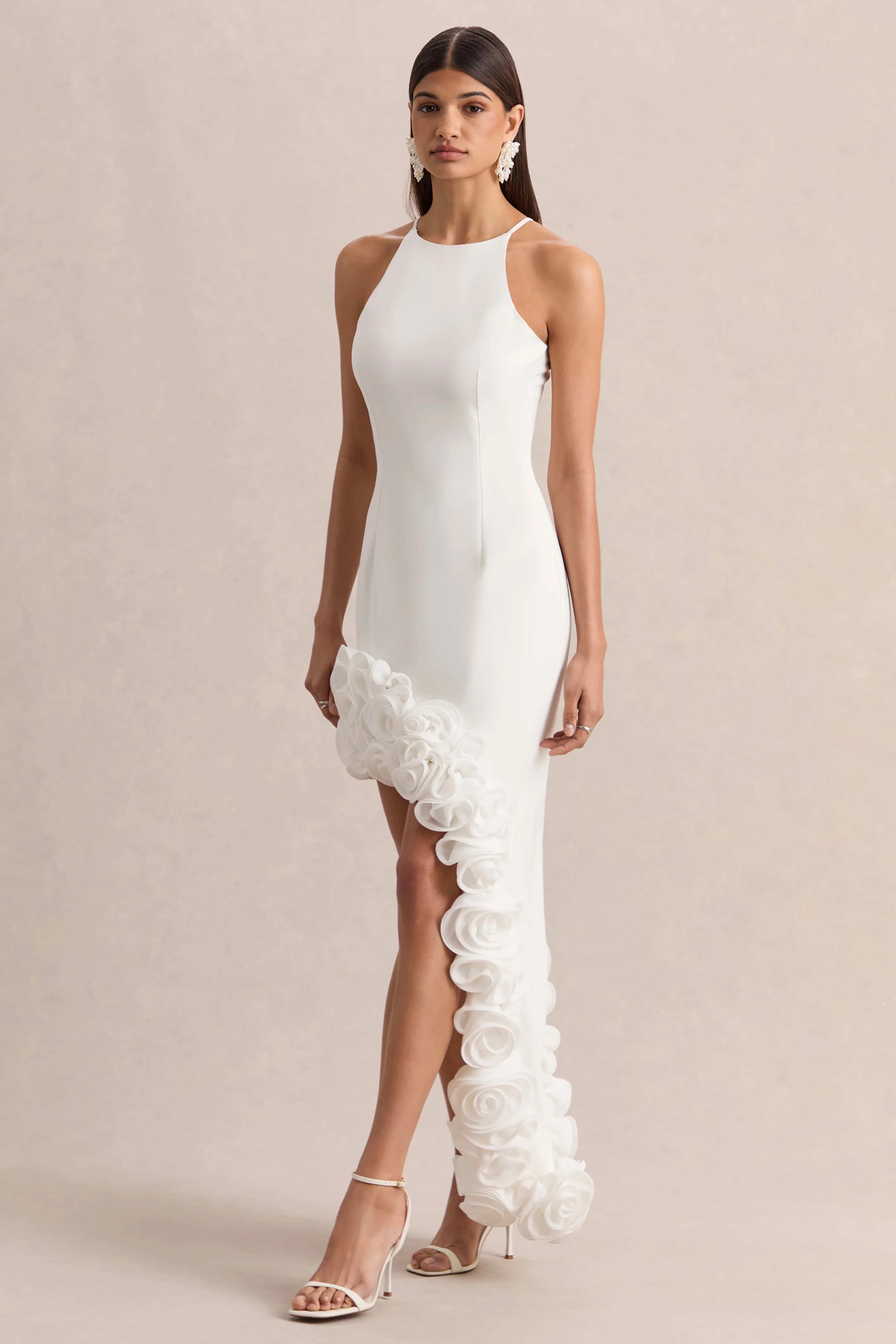 Indira | Robe longue blanche à décolleté halter avec ourlet asymétrique fleuri - Image 4