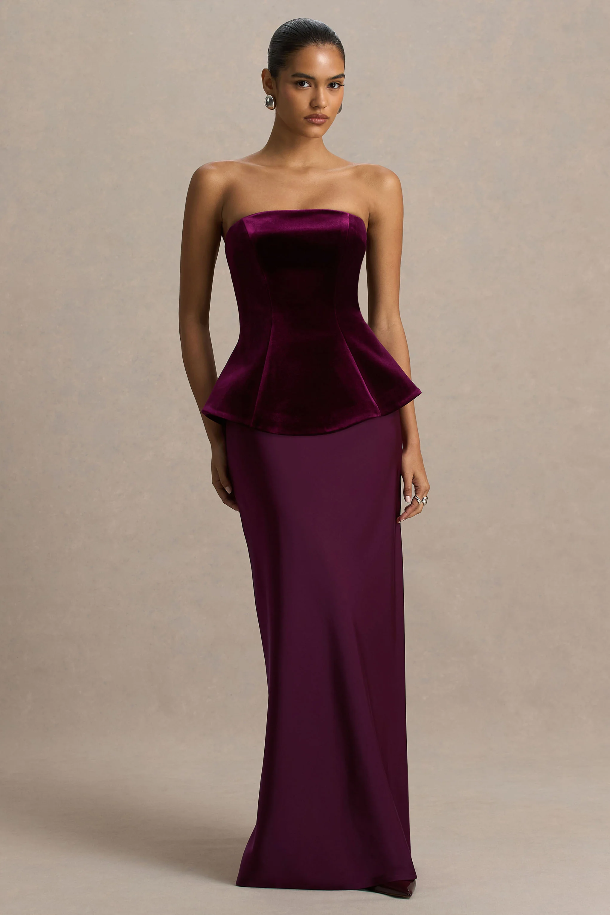 Indulgent | Robe longue bordeaux en velours et satin à décolleté bandeau et corsage corset