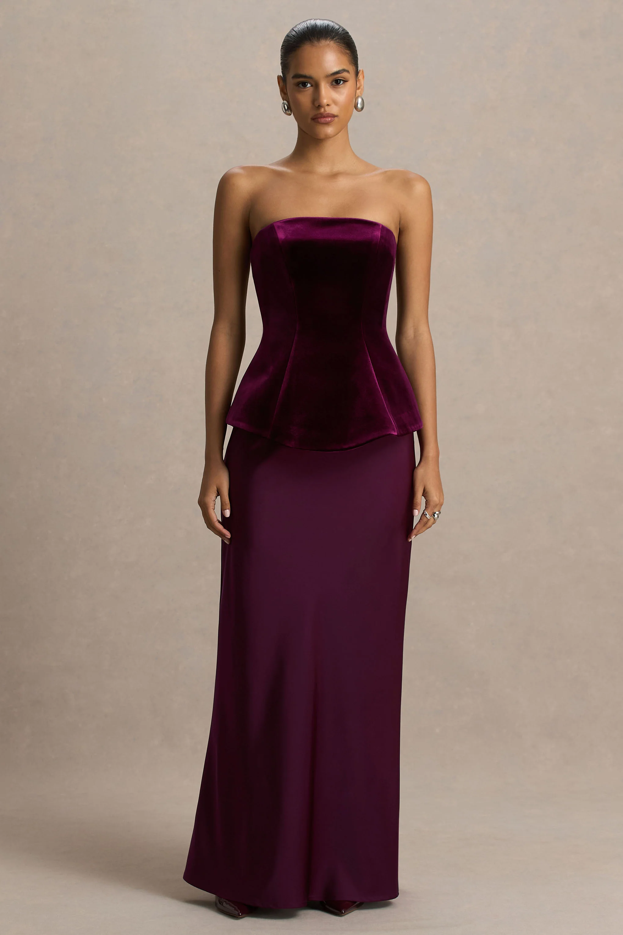 Indulgent | Robe longue bordeaux en velours et satin à décolleté bandeau et corsage corset - Image 4
