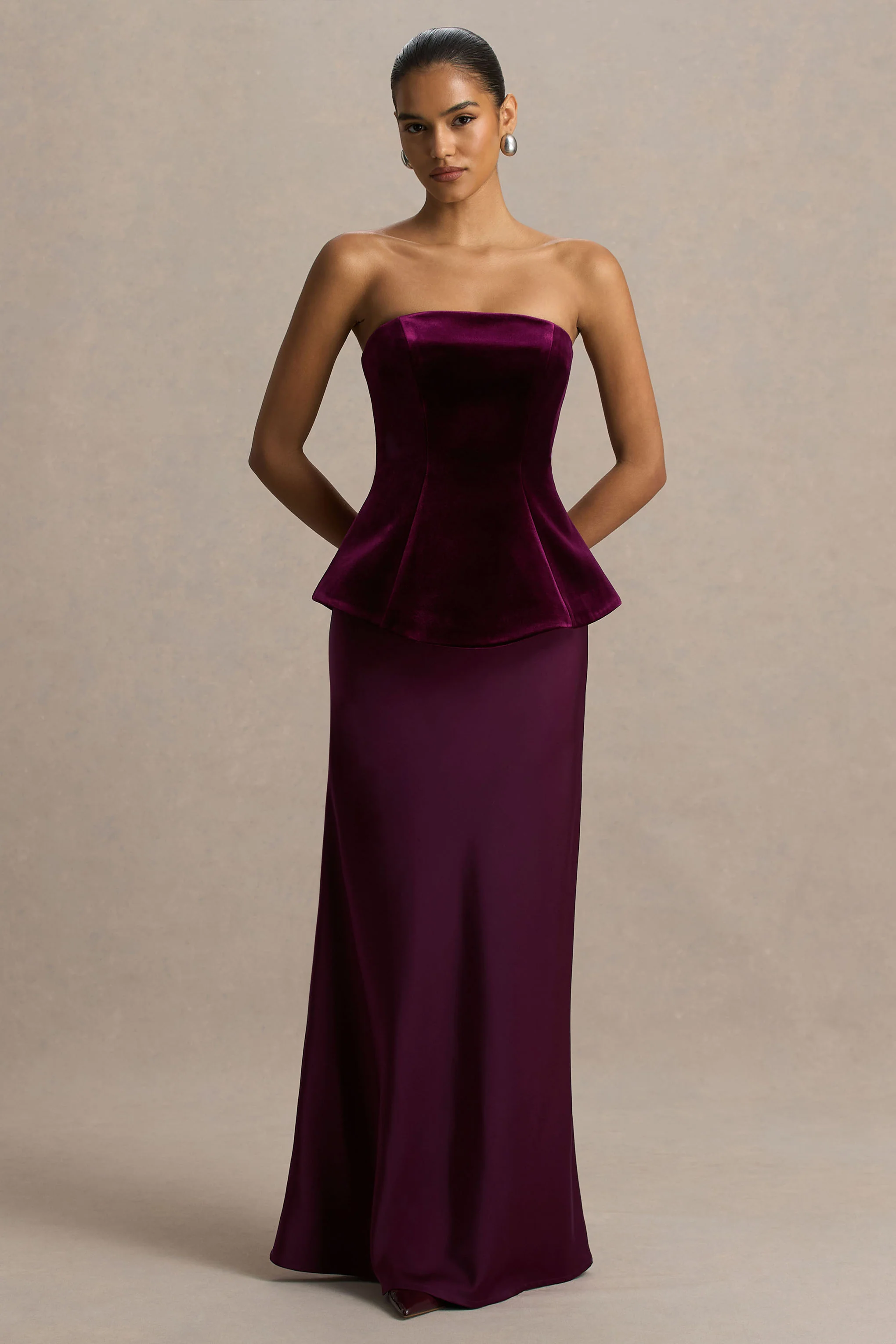 Indulgent | Robe longue bordeaux en velours et satin à décolleté bandeau et corsage corset - Image 5