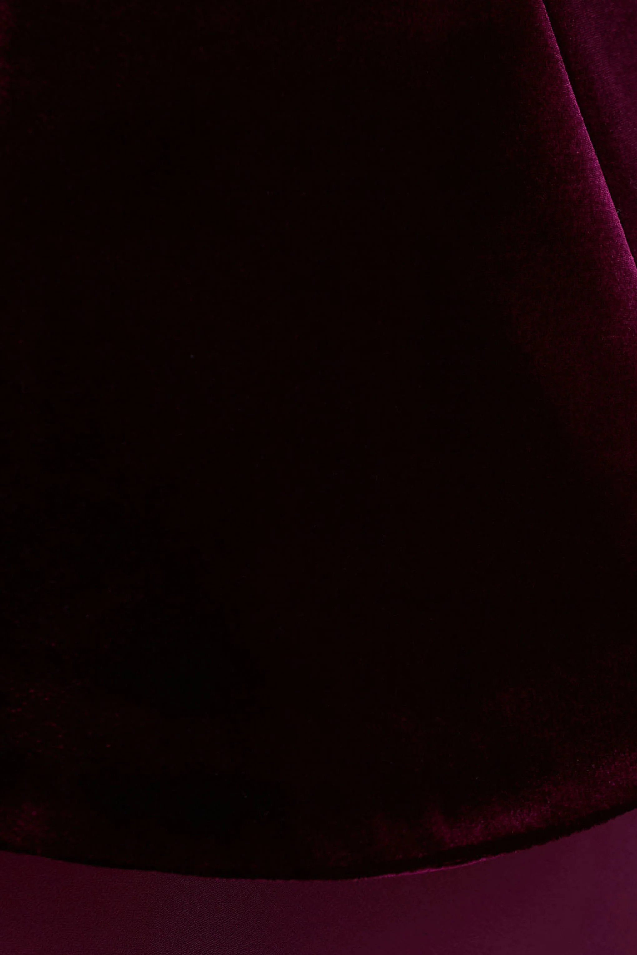 Indulgent | Robe longue bordeaux en velours et satin à décolleté bandeau et corsage corset - Image 6