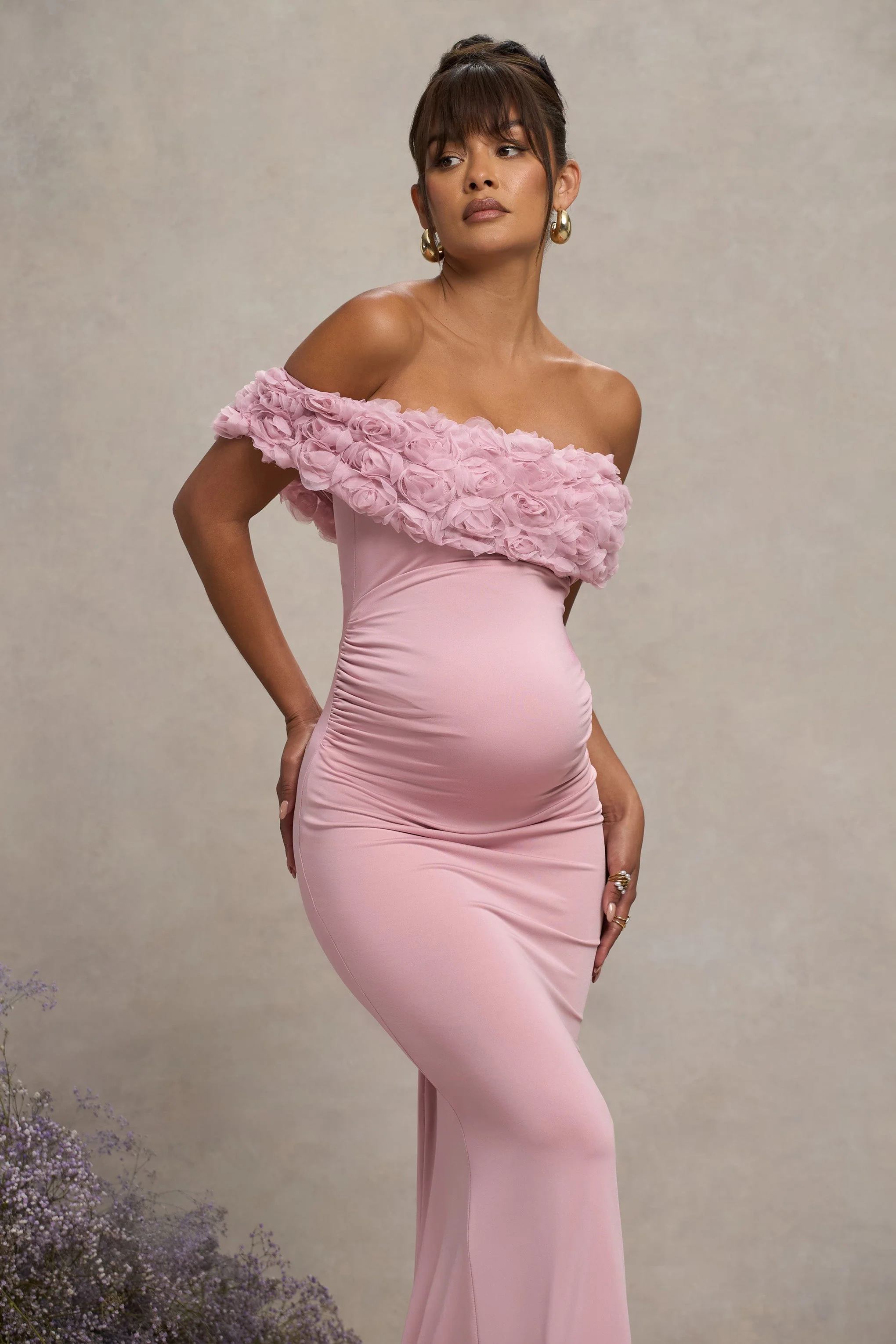 Inflorescence | Robe longue de maternité encolure bardot à fleurs en maille rose poudré - Image 3