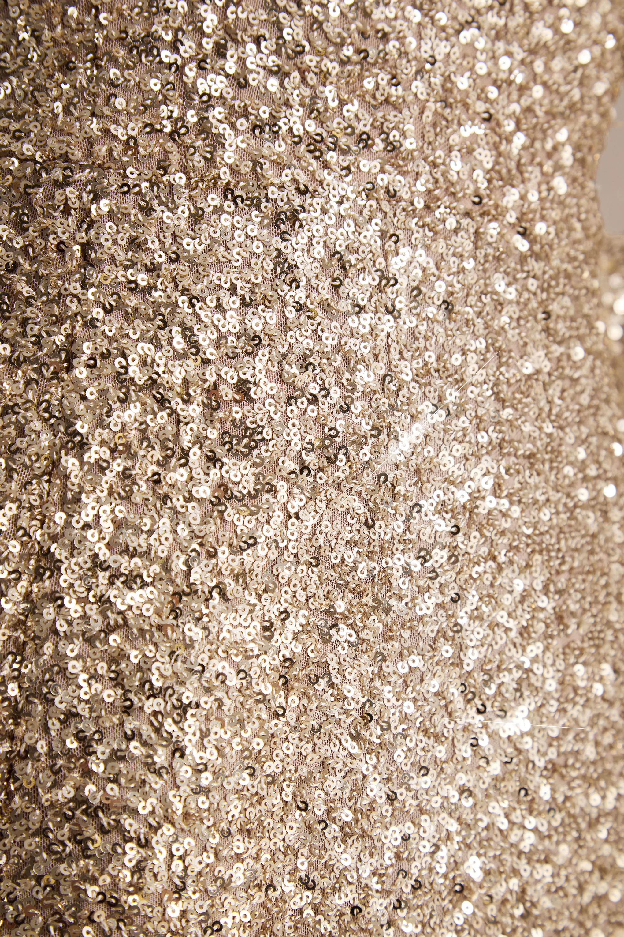 Invite | Mini-robe en sequins dorés à décolleté carré - Image 6