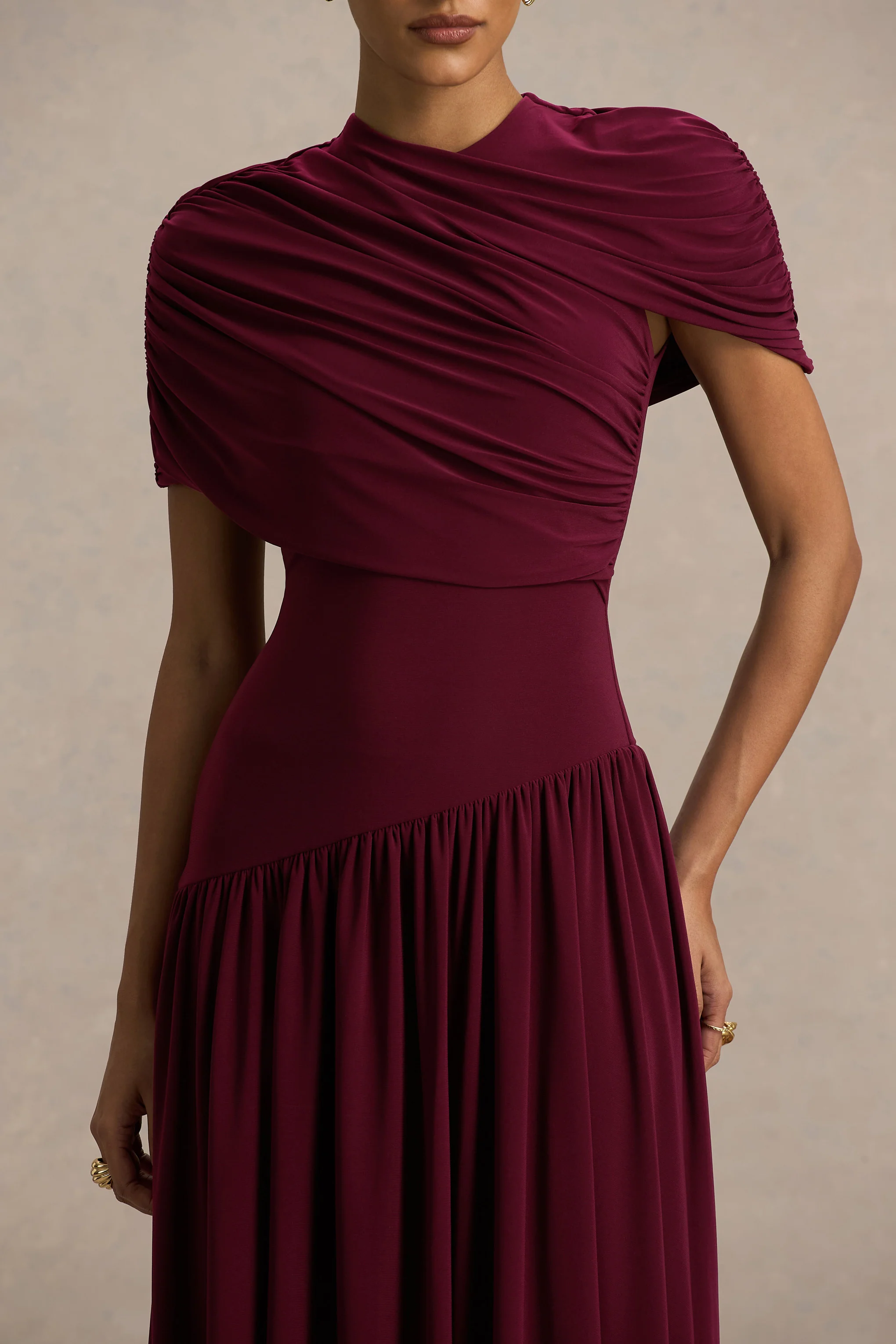 Ione | Robe mi-longue bordeaux portefeuille avec ourlet en pointes - Image 4