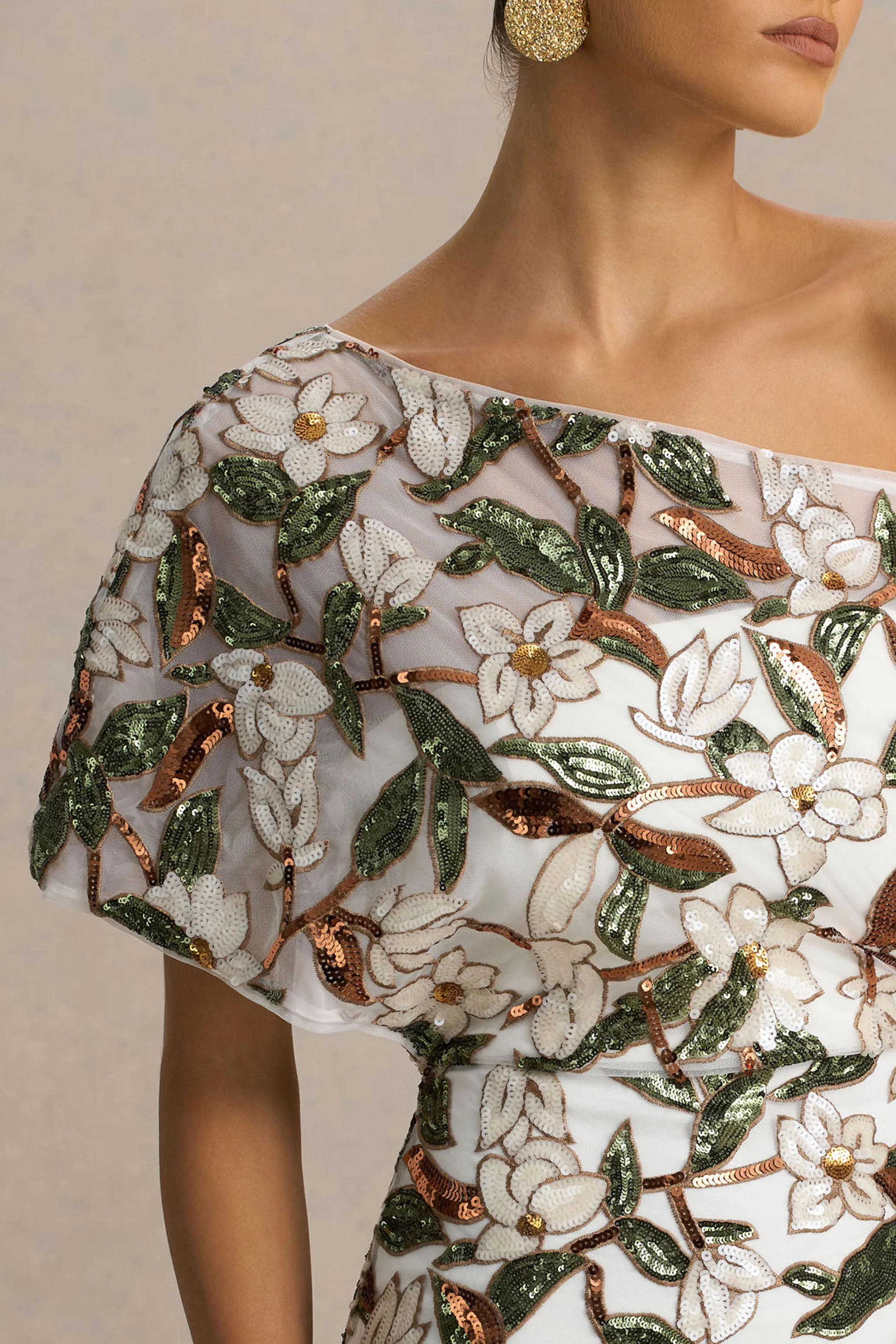 Iony | Robe longue blanche et verte asymétrique à encolure ornée de sequins en tulle et à motif floral - Image 2