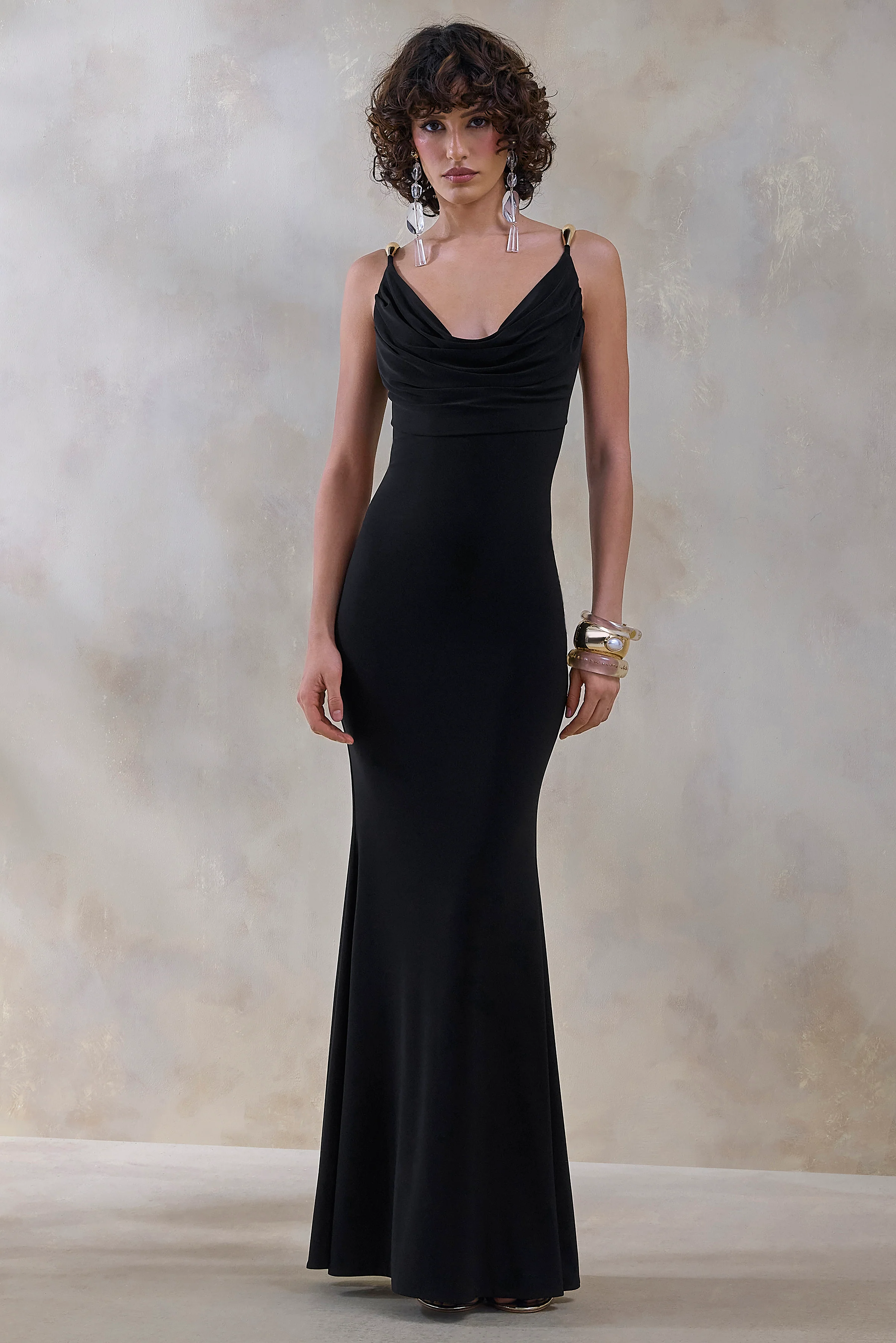 Iridessa | Robe longue noire à décolleté plongeant