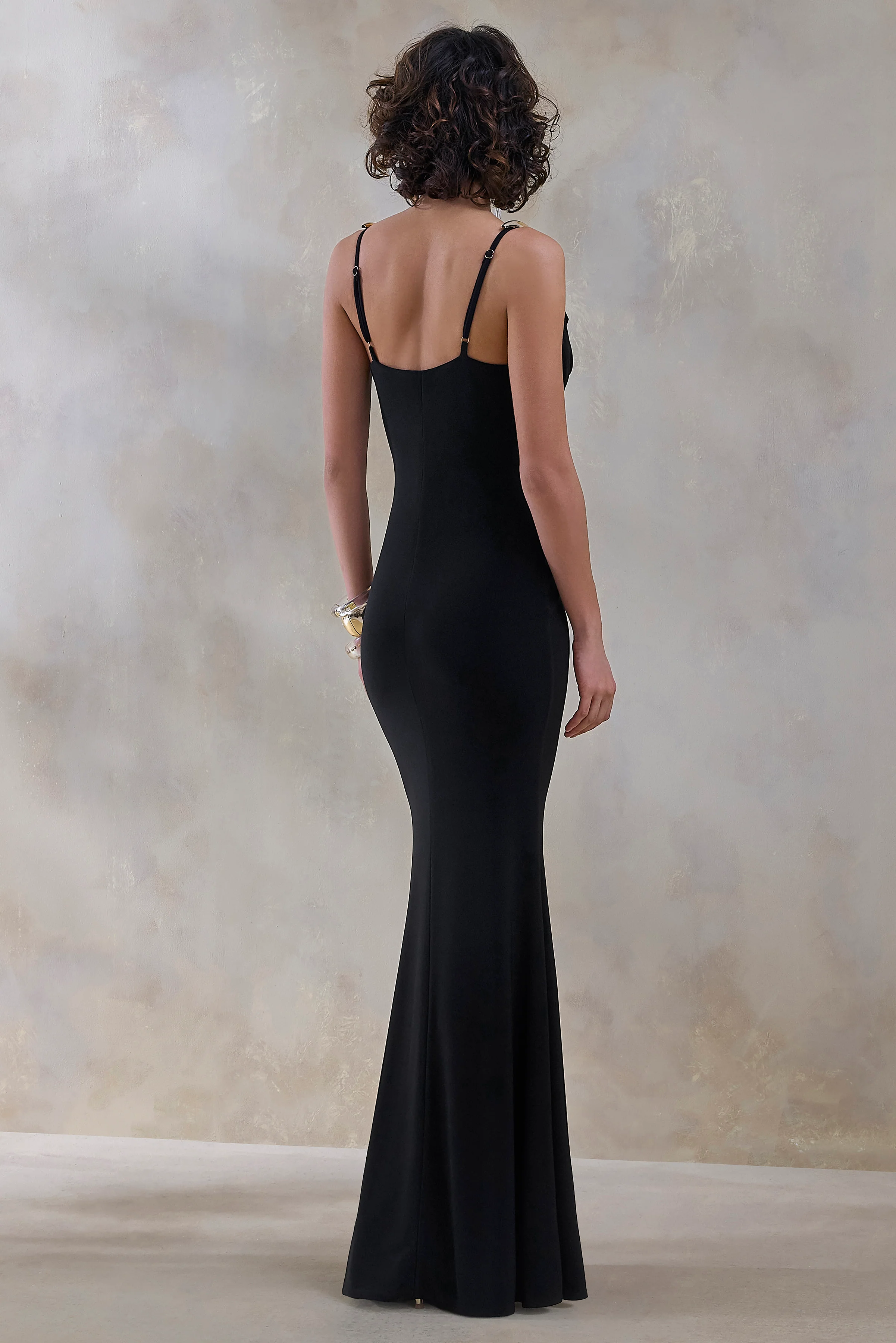 Iridessa | Robe longue noire à décolleté plongeant - Image 2