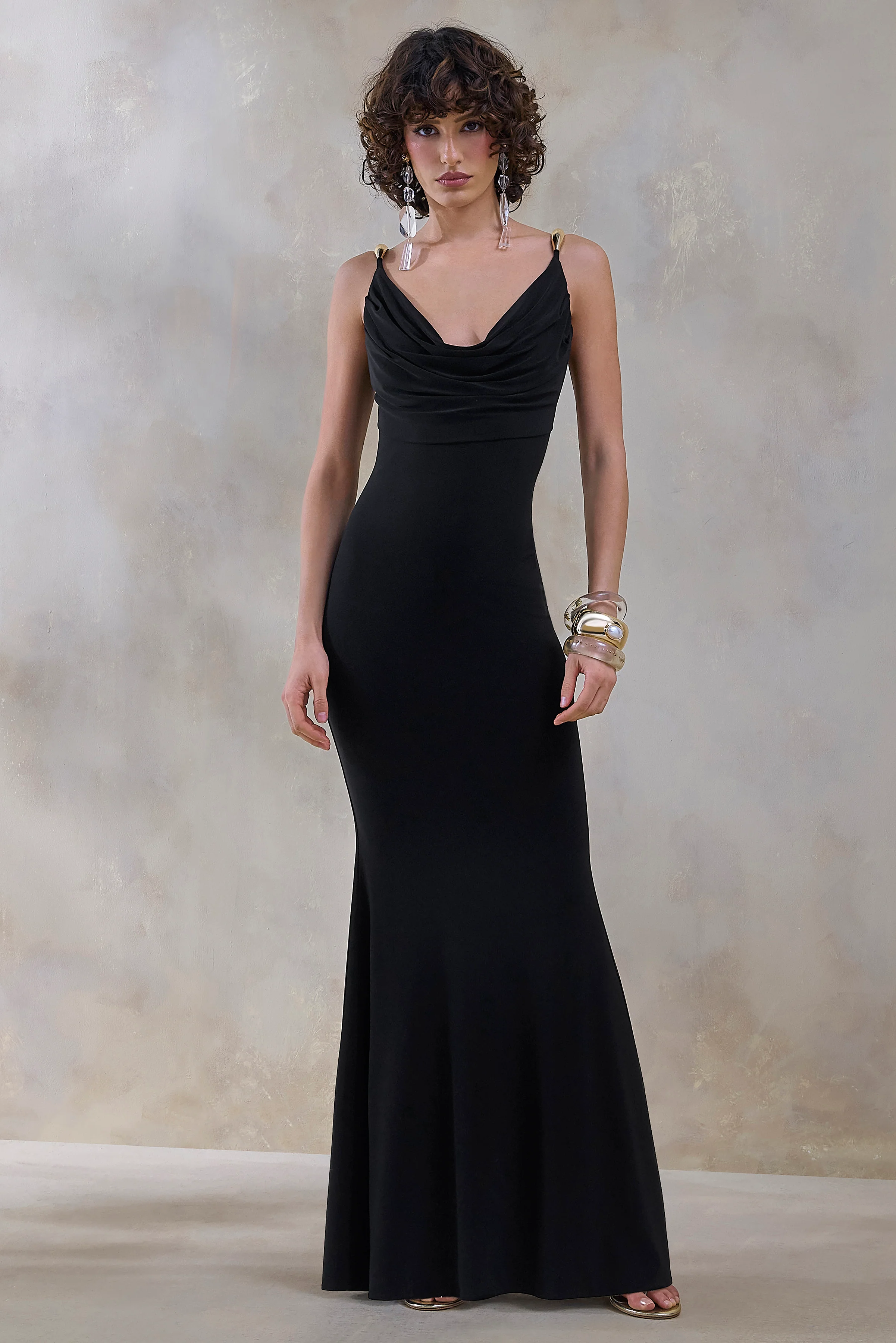 Iridessa | Robe longue noire à décolleté plongeant - Image 4