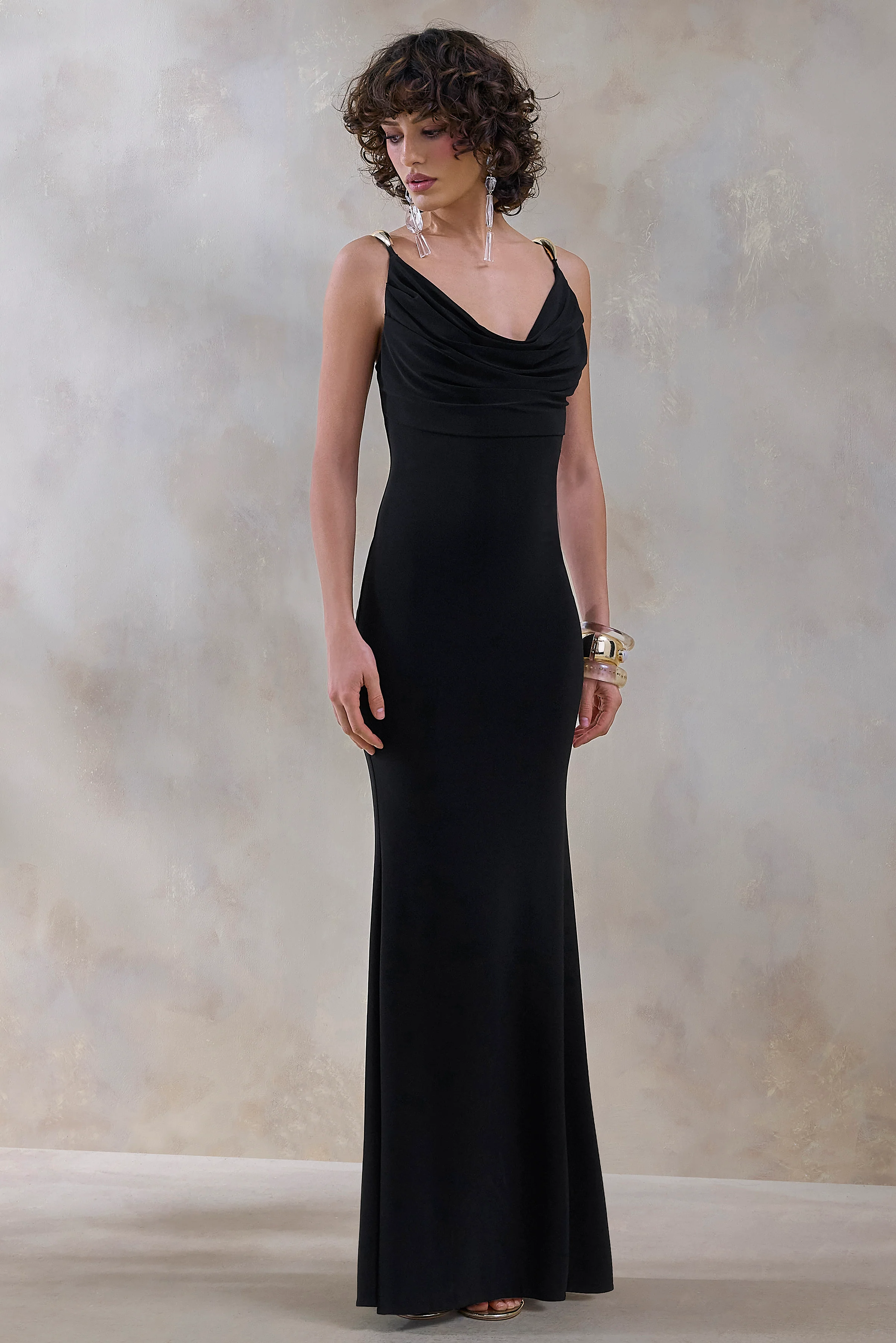 Iridessa | Robe longue noire à décolleté plongeant - Image 5