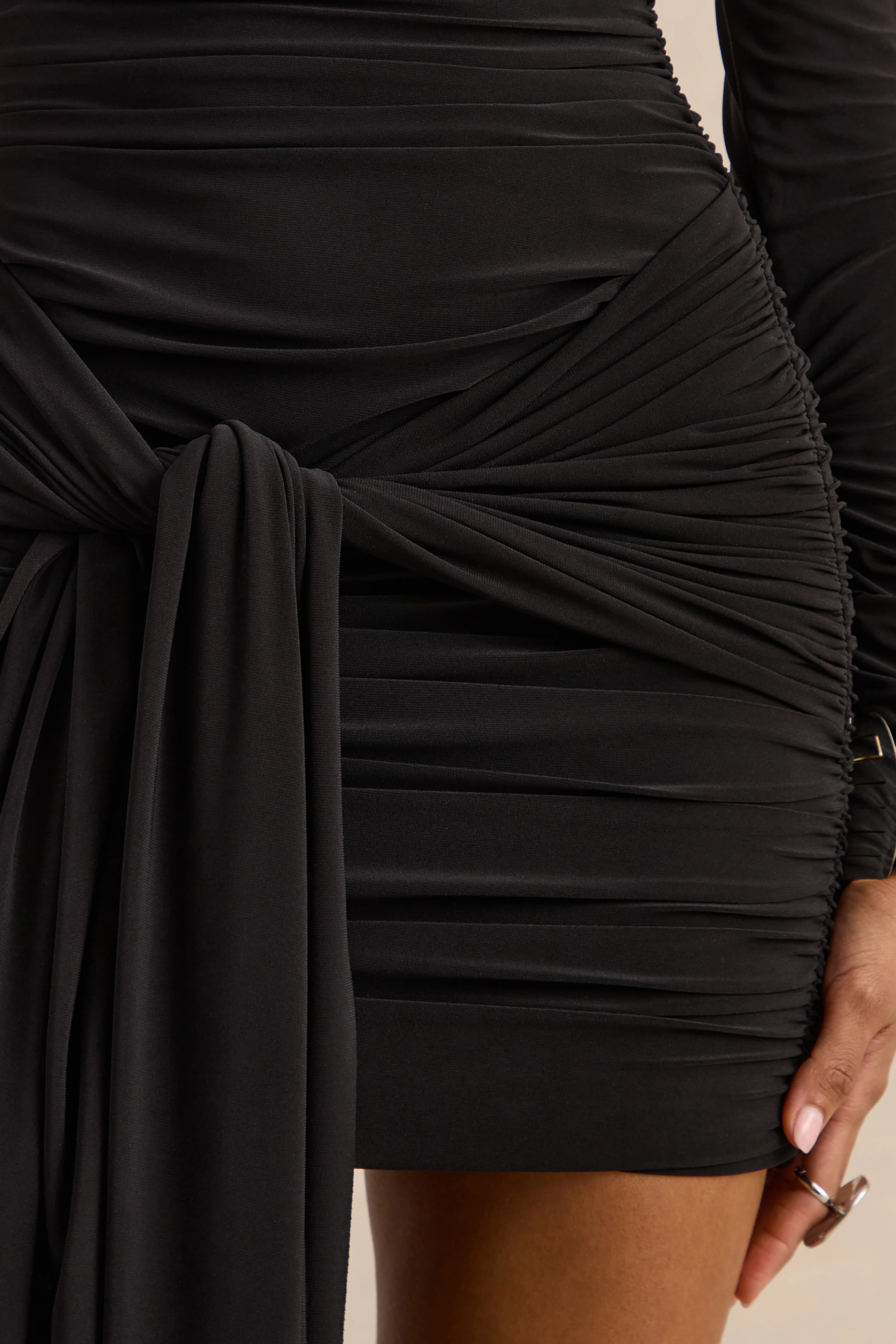 Irissia | Mini-robe noire à encolure asymétrique avec détail noué et ceinture - Image 6