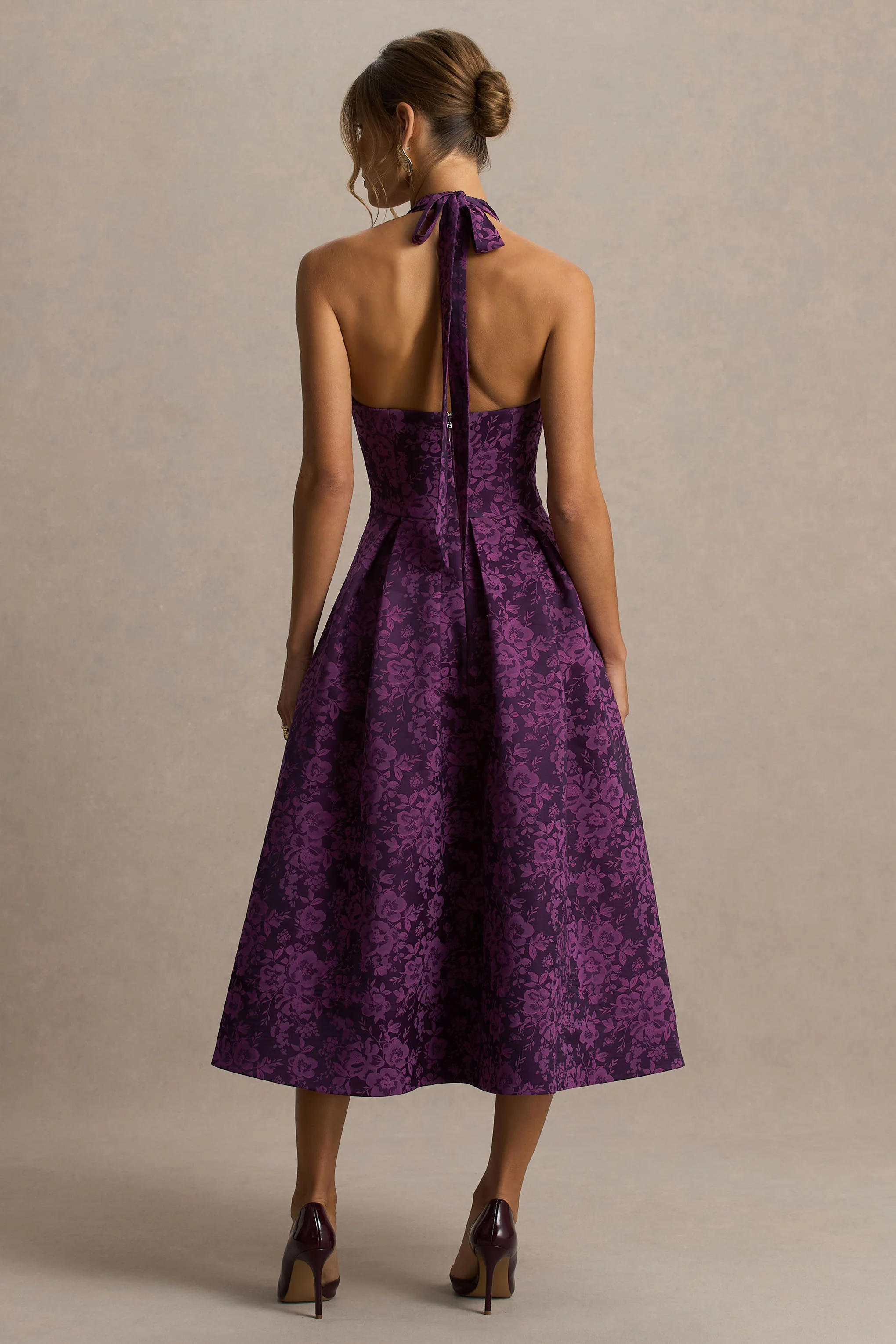 Isabeau | Robe mi-longue en satin bordeaux à décolleté plongeant - Image 2