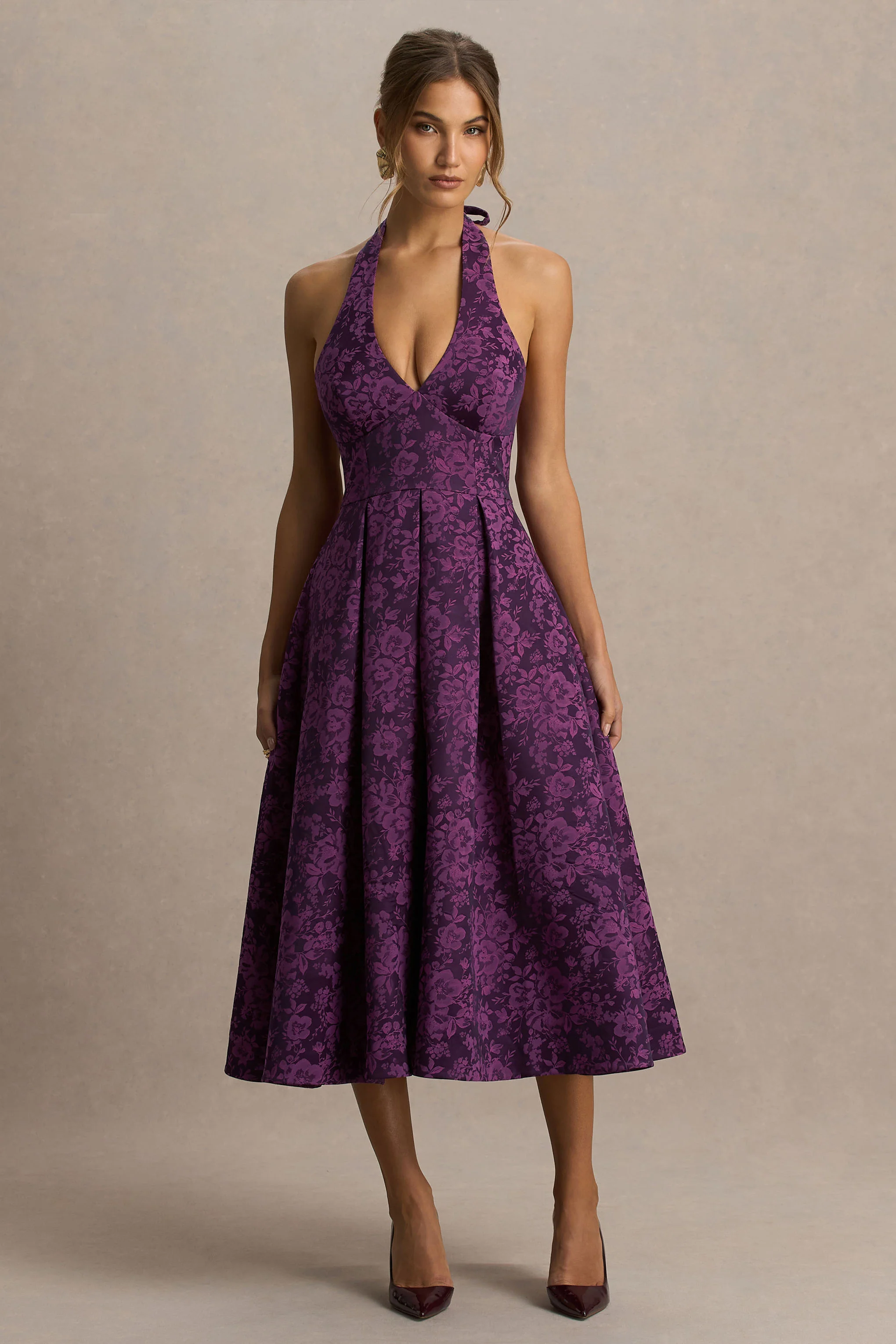 Isabeau | Robe mi-longue en satin bordeaux à décolleté plongeant - Image 4