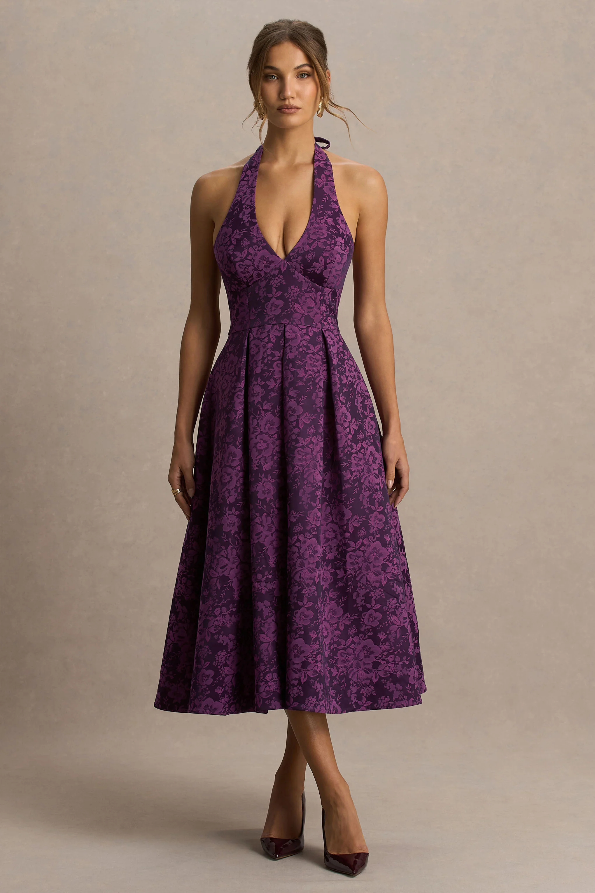 Isabeau | Robe mi-longue en satin bordeaux à décolleté plongeant - Image 5