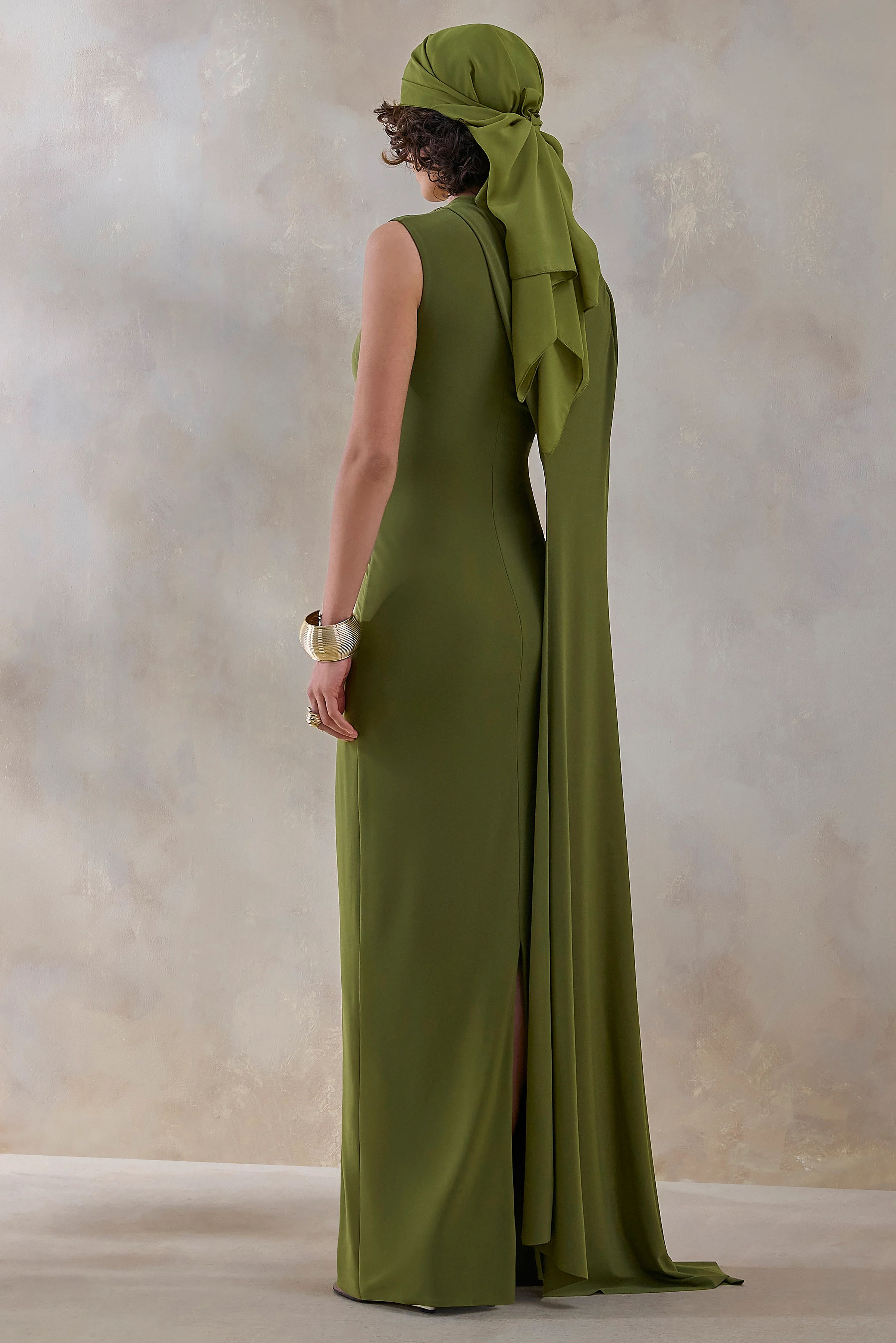 Isdelia | Robe longue verte à encolure asymétrique avec manche cape - Image 2