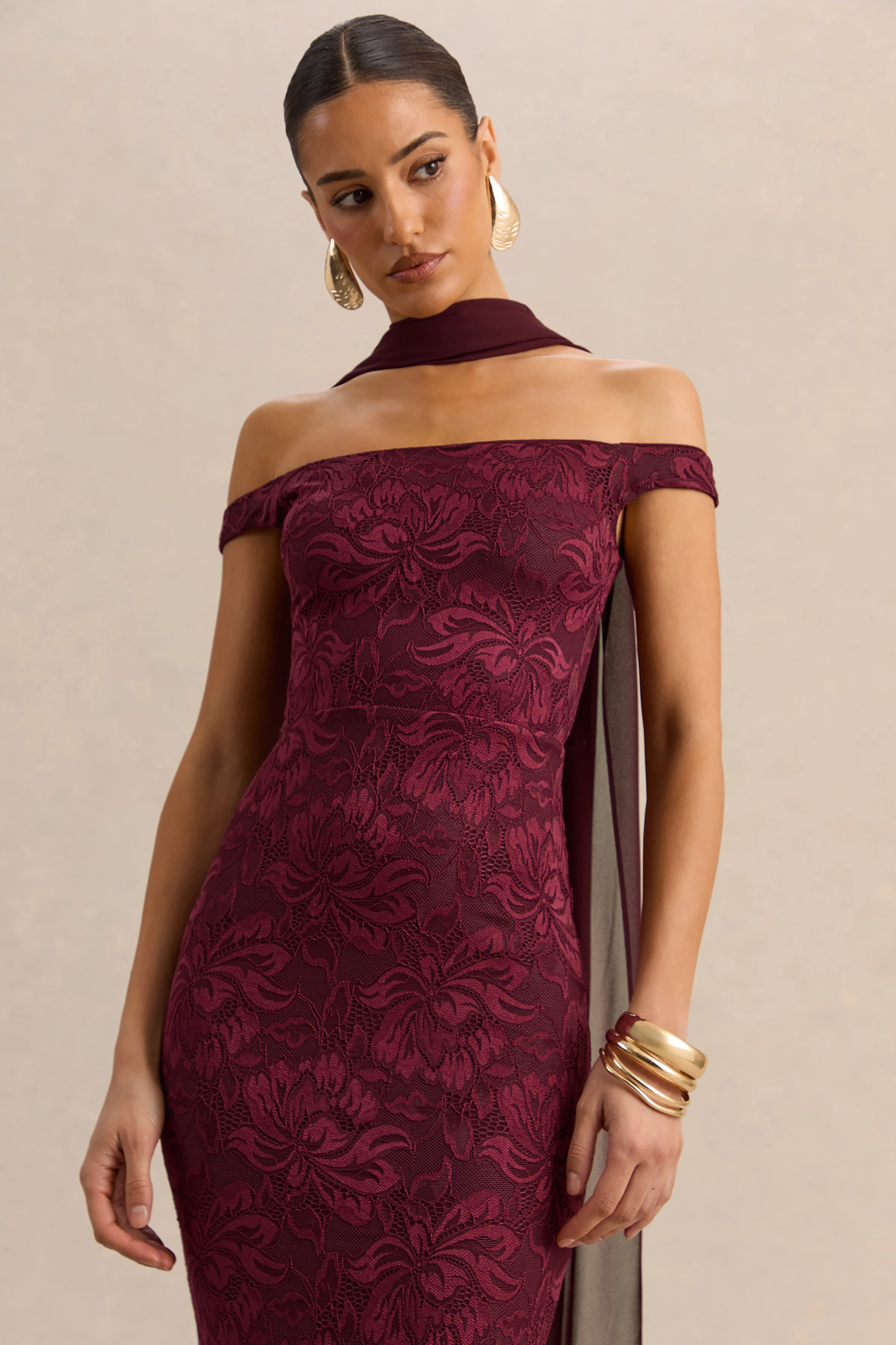 Iselle | Robe longue bordeaux en dentelle à encolure Bardot avec détail écharpe - Image 3