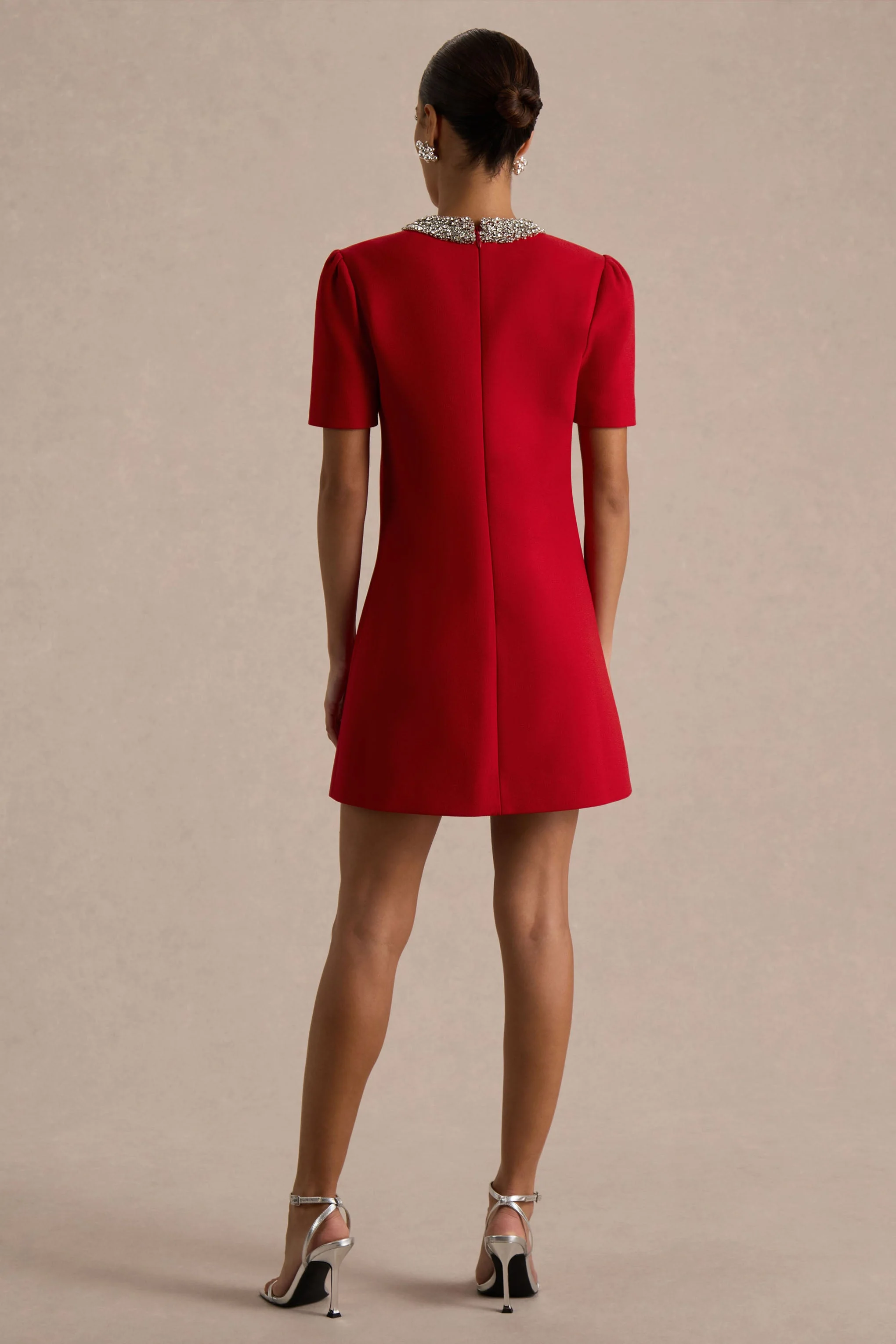 Jackie | Robe Mini Rouge à Encolure Haute Ornée de Strass - Image 2