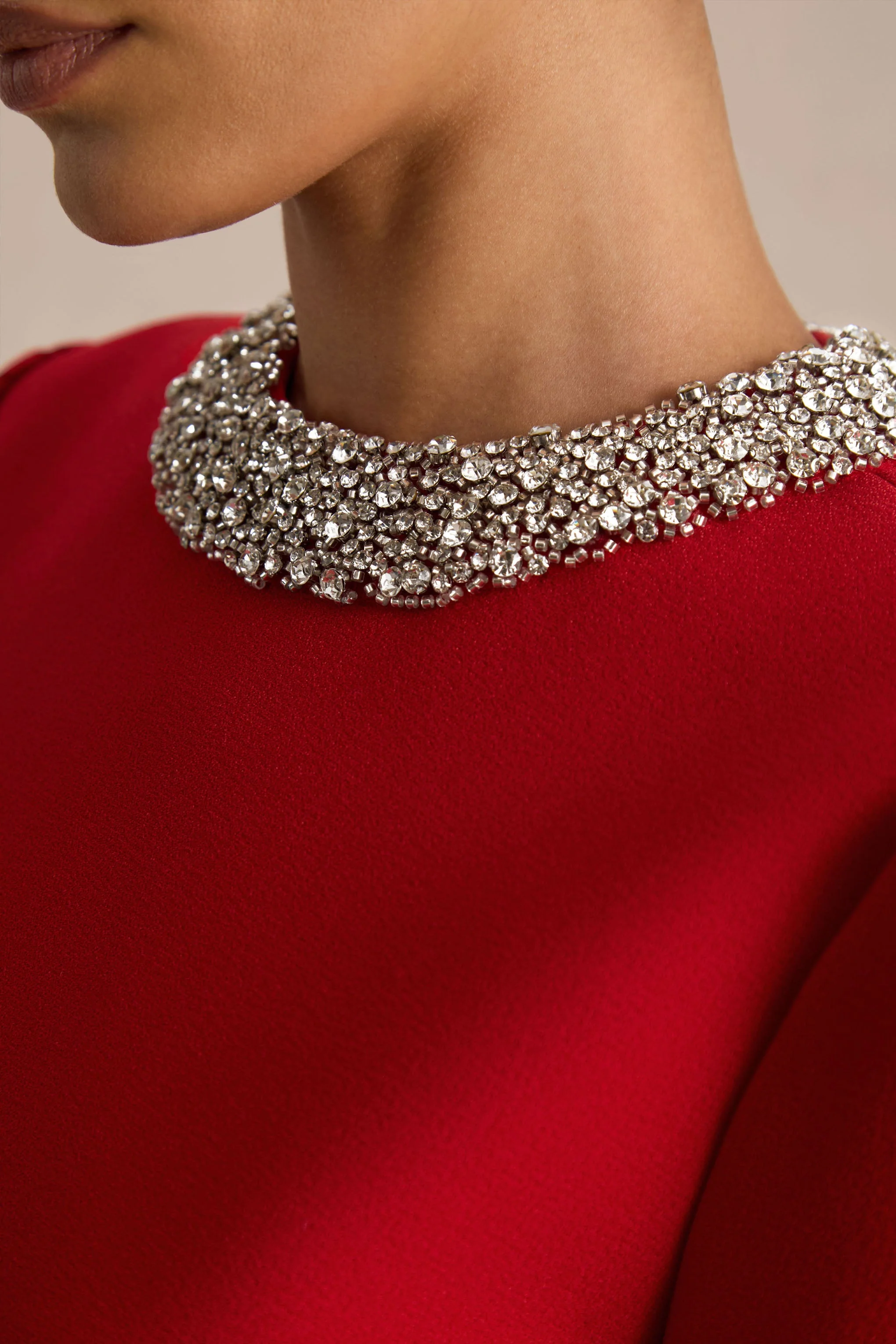 Jackie | Robe Mini Rouge à Encolure Haute Ornée de Strass - Image 3