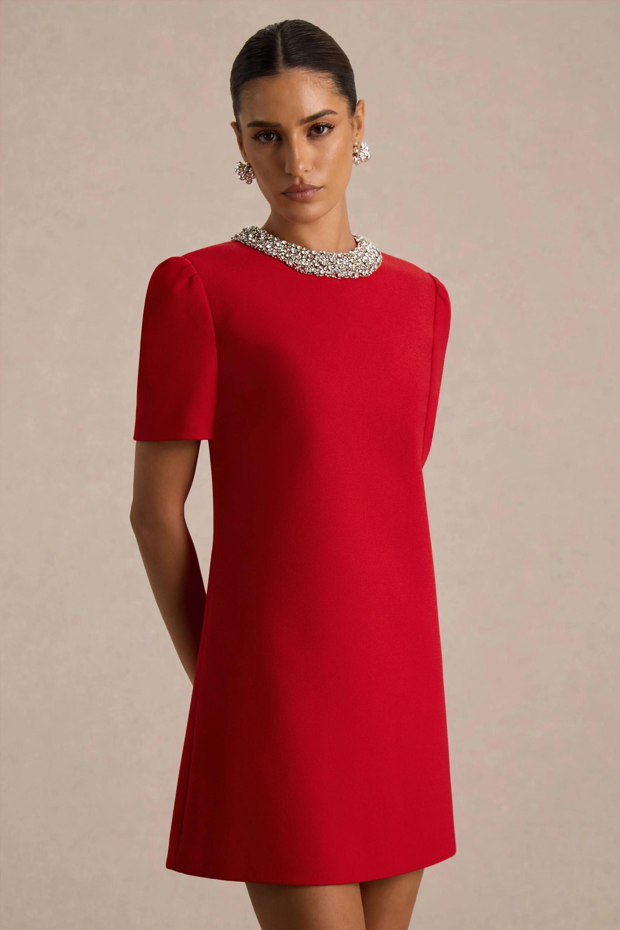 Jackie | Robe Mini Rouge à Encolure Haute Ornée de Strass - Image 4