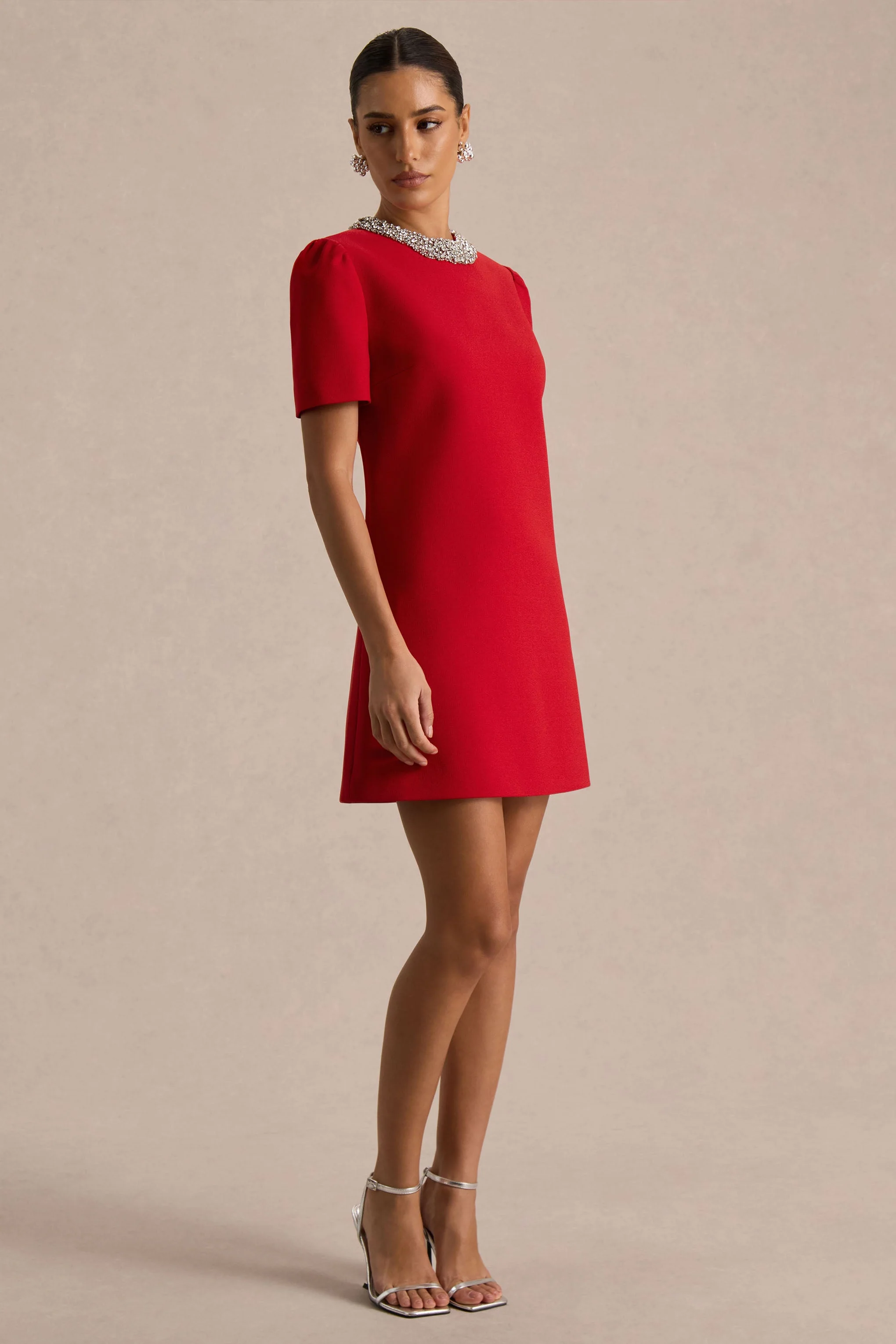 Jackie | Robe Mini Rouge à Encolure Haute Ornée de Strass - Image 5
