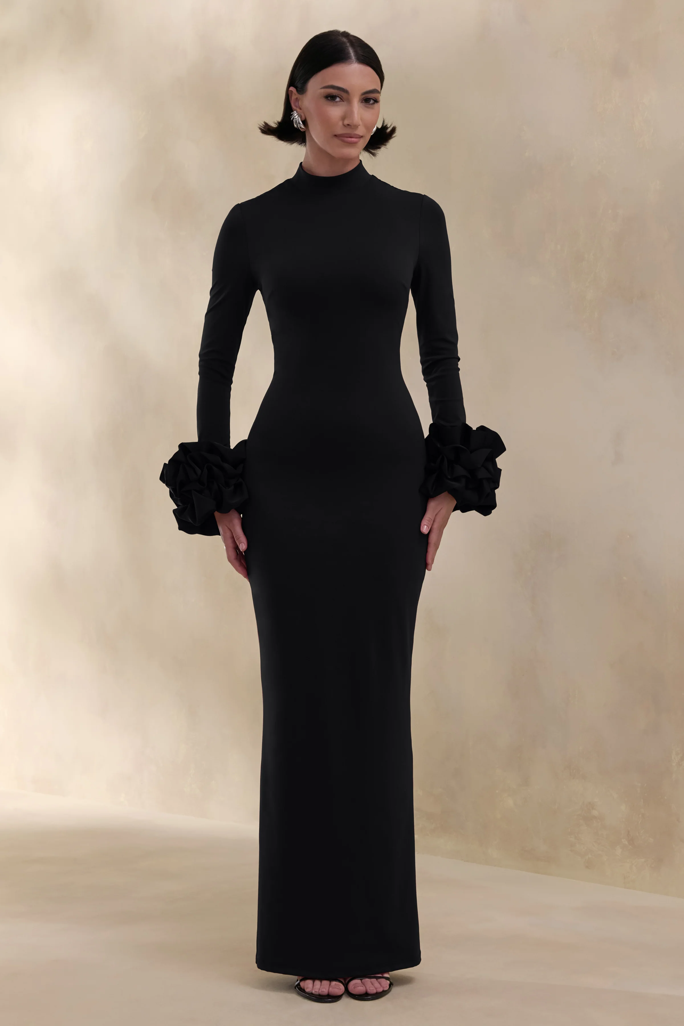 Jaselle | Robe longue noire à encolure haute avec poignets en satin volantés