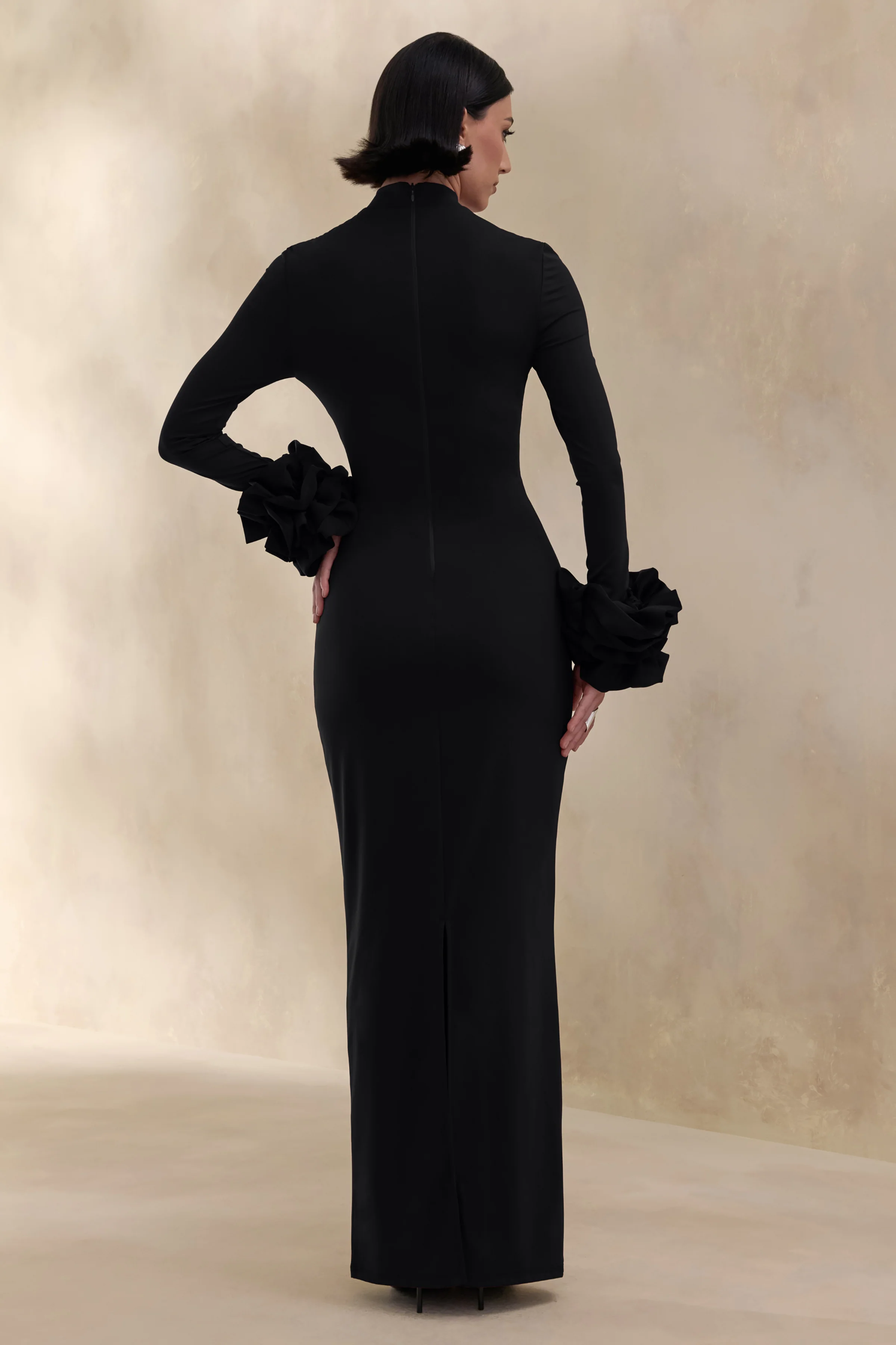 Jaselle | Robe longue noire à encolure haute avec poignets en satin volantés - Image 2