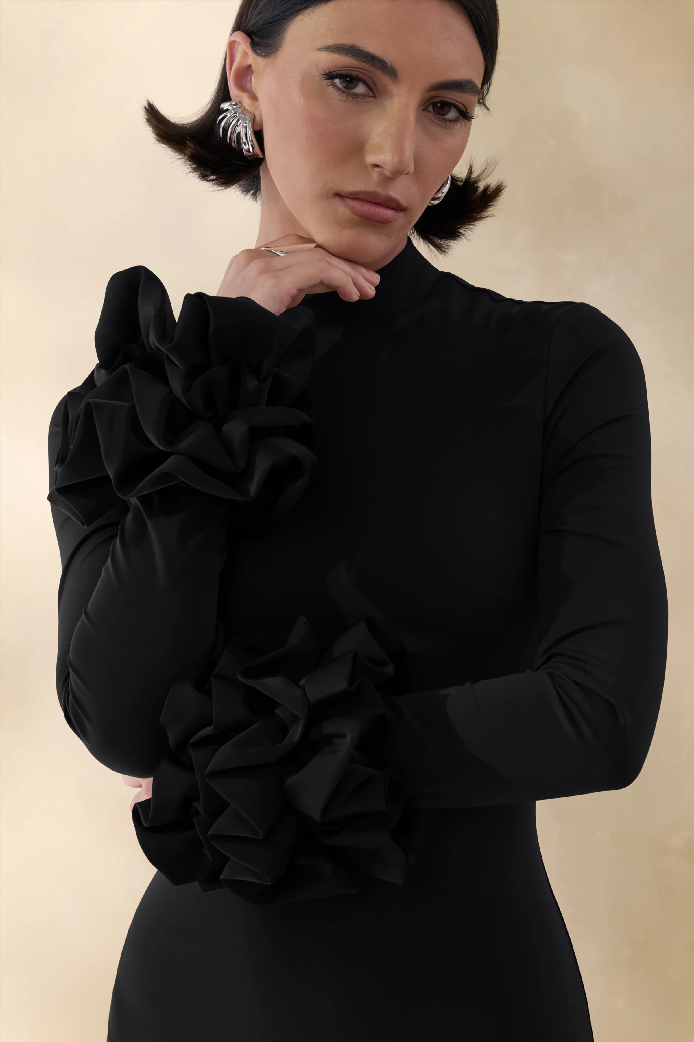 Jaselle | Robe longue noire à encolure haute avec poignets en satin volantés - Image 3