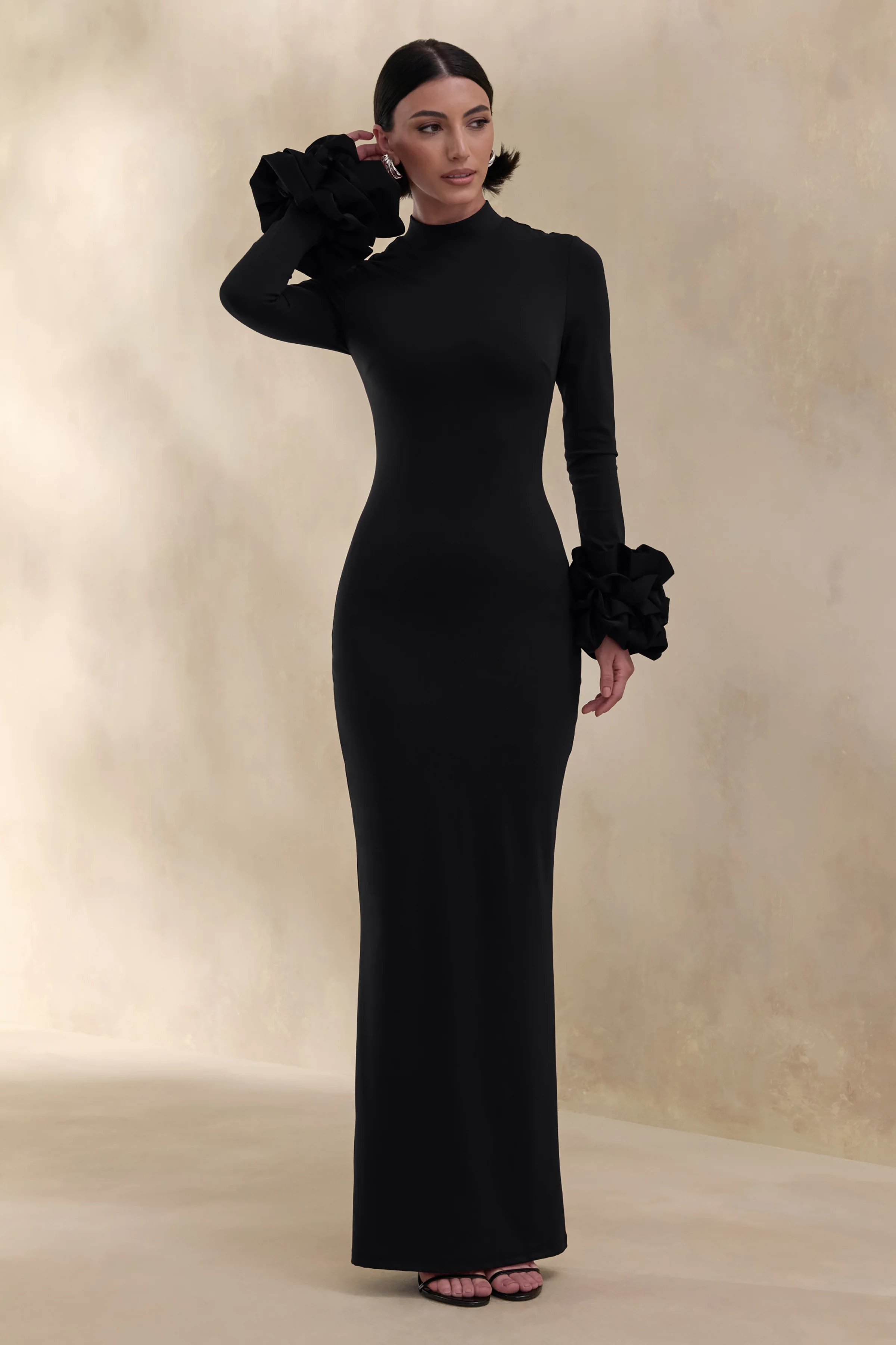 Jaselle | Robe longue noire à encolure haute avec poignets en satin volantés - Image 4