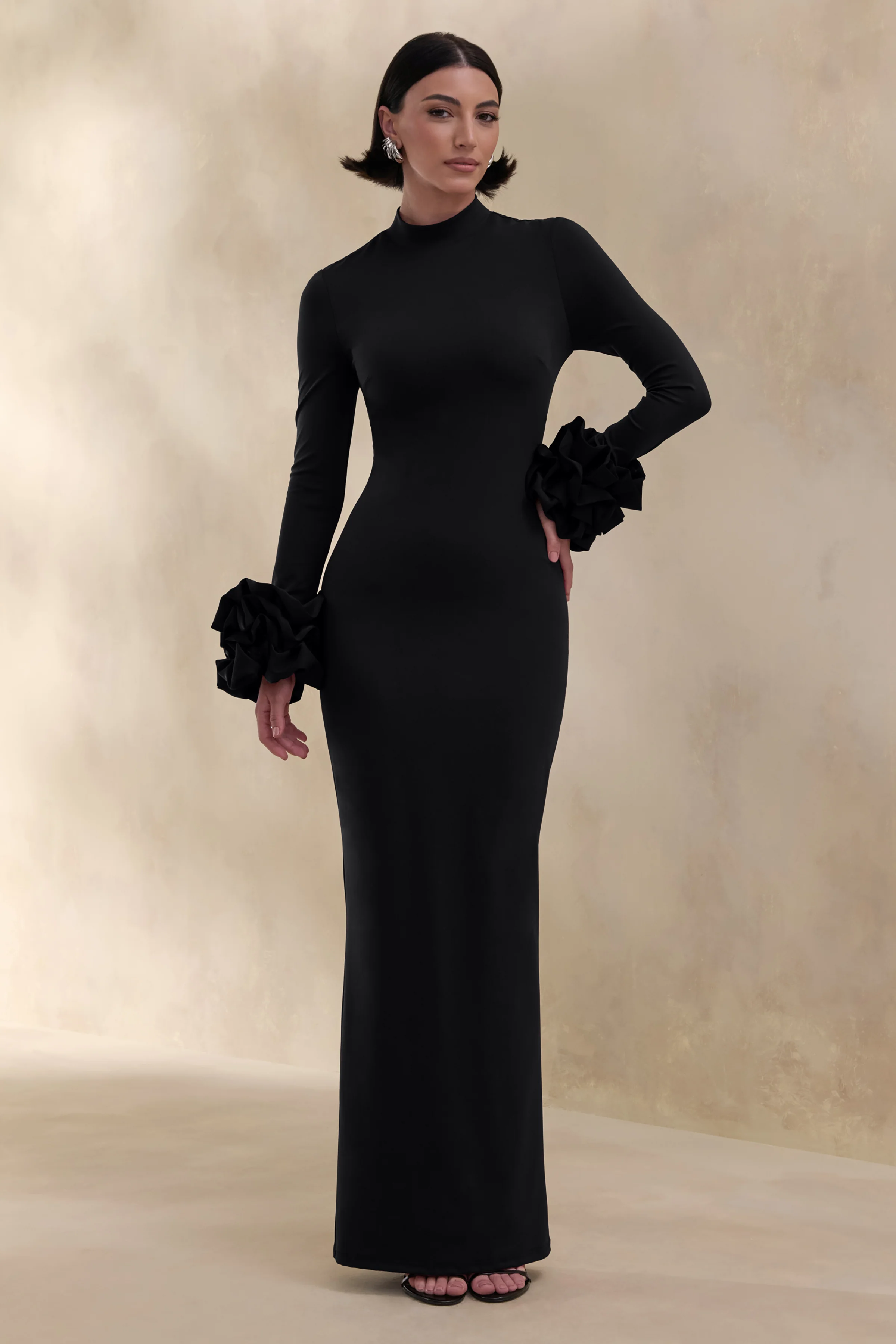 Jaselle | Robe longue noire à encolure haute avec poignets en satin volantés - Image 5
